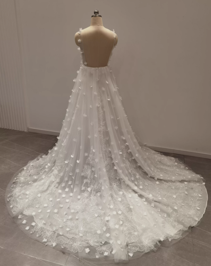 ウェディングドレス キャミソール Vネック 花モチーフ 3D立体レース刺繍 ふわふわドレス 背中見せ 前撮り