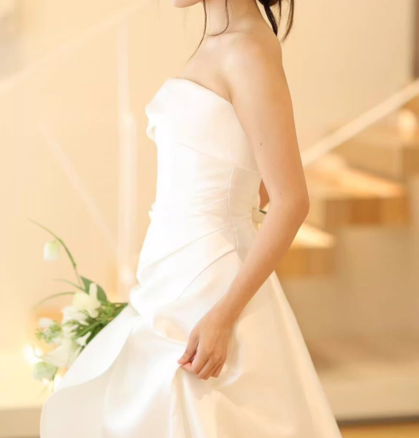フランス風 ウェディングドレス ベアトップ 細見えシルエット 短トレーン ロイヤルサテン 結婚式