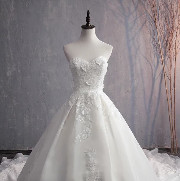 ウエディングドレス ベアトップ 美しい花レース プリンセスライン ロングトレーン 結婚式