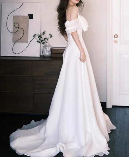 エレガント ウェディングドレス オフショルダー ふわふわドレス 大人っぽい ミニトレーン 拳式