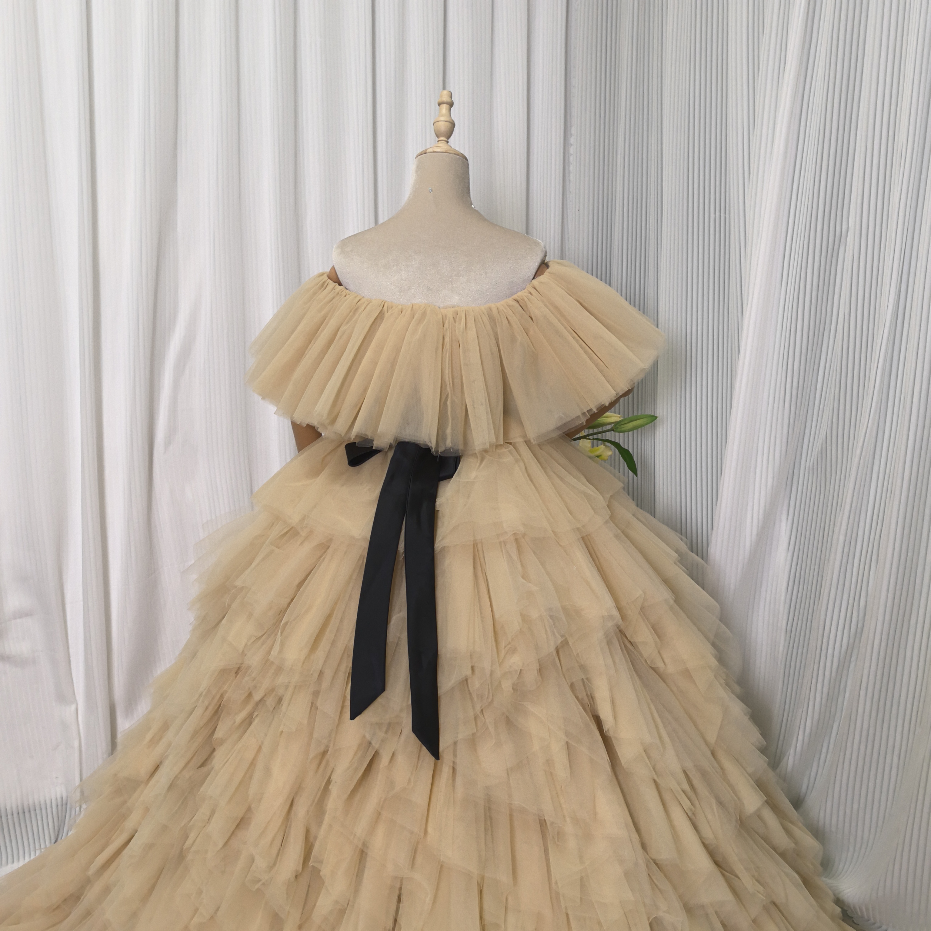 豪華！カラードレス ベージュ オフショルダー サッシュベルト 柔らかく重ねたチュールスカート 編み上げ 結婚式