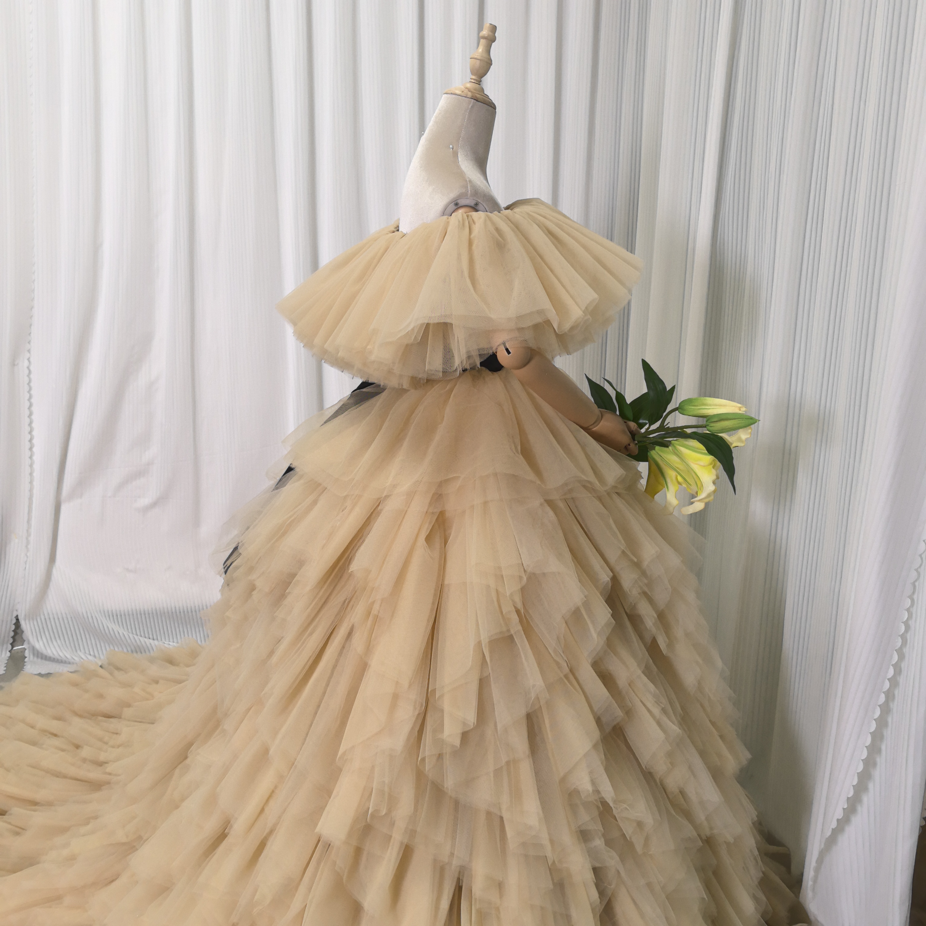 豪華！カラードレス ベージュ オフショルダー サッシュベルト 柔らかく重ねたチュールスカート 編み上げ 結婚式