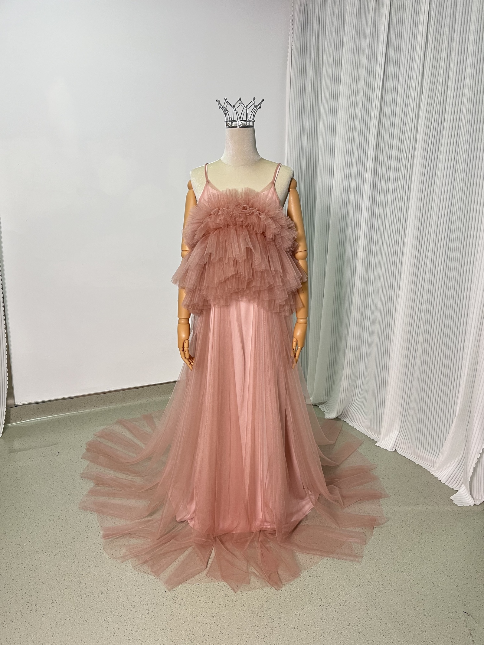 実例写真！パーティードレス 胸元フリル ピンク キャミソール ツーピース デザイン感 妊婦 前撮り 可愛い