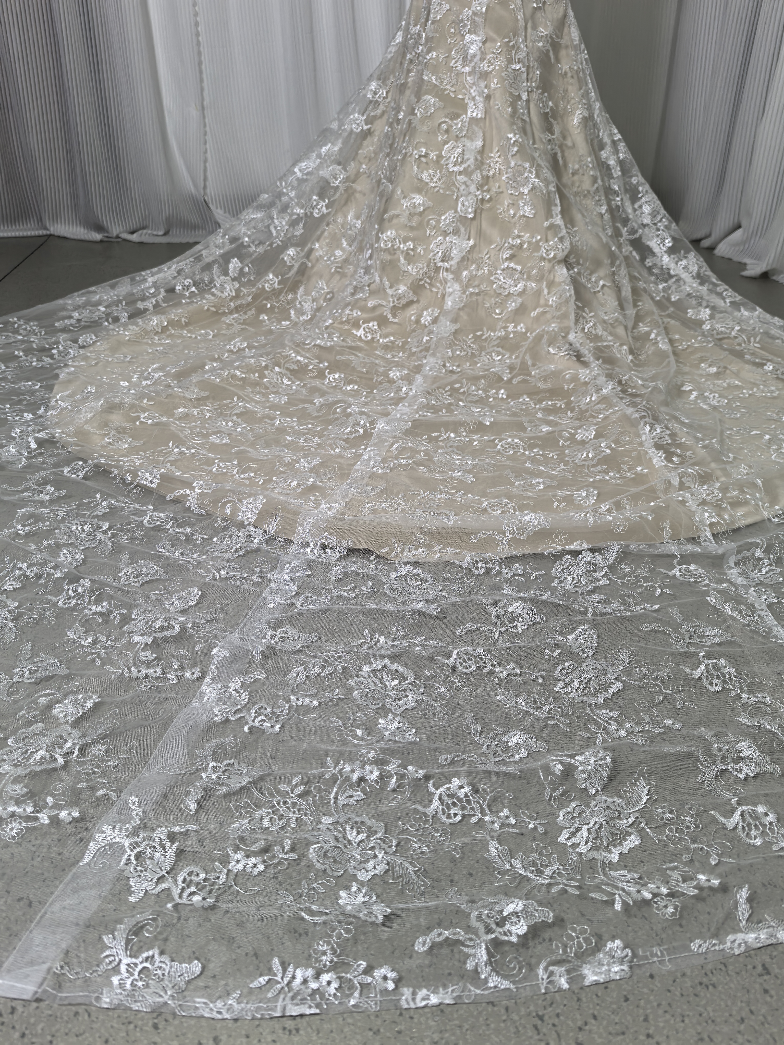 美品！ウエディングドレス ベージュ マーメイドライン 贅沢な小花総レース 華やかなトレーン 花嫁