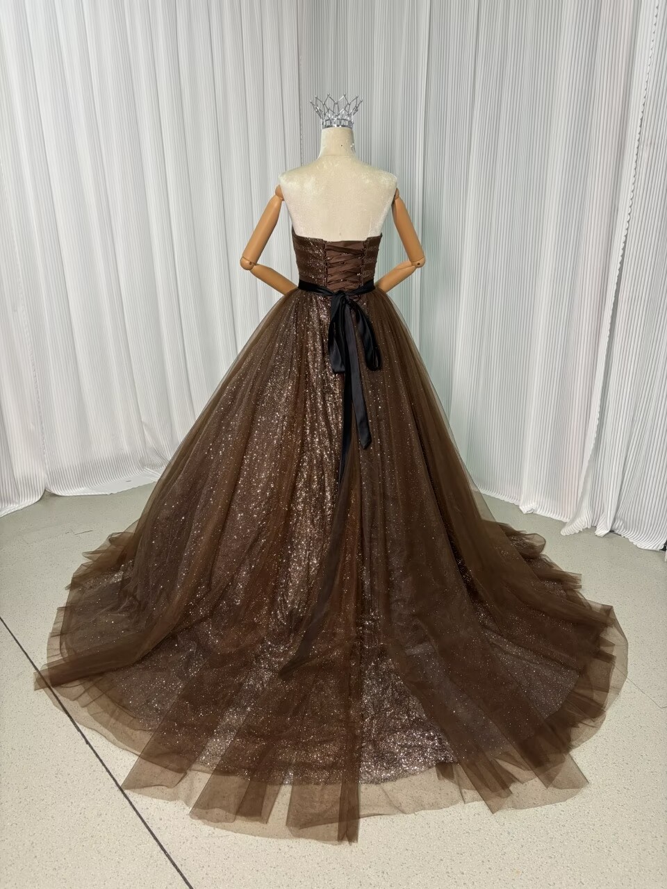 カラードレス コーヒーの色 キラキラチュール 結婚式 サッシュベルト アンティークなドレス 編み上げ