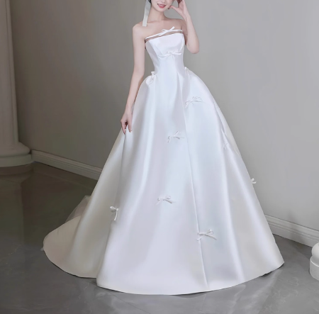 ウェディングドレス ベアトップ リボン プリンセスライン 光沢サテン エレガント 結婚式