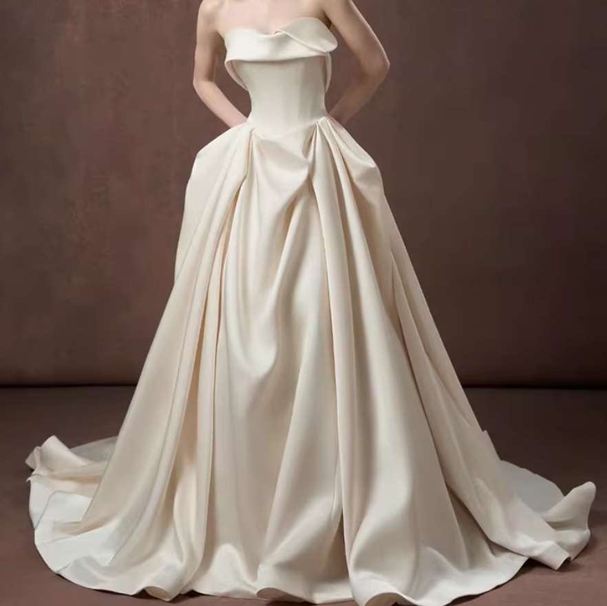 ウェディングドレス ベアトップ ロイヤルサテン プリンセスライン ラッフルフリル ロングトレーン 結婚式