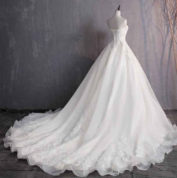 ウエディングドレス ベアトップ 美しい花レース プリンセスライン ロングトレーン 結婚式