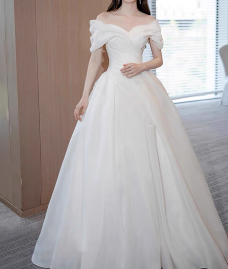 ウェディングドレス オフショルダー ハンドドレープ Aライン 揺らめく裾 結婚式