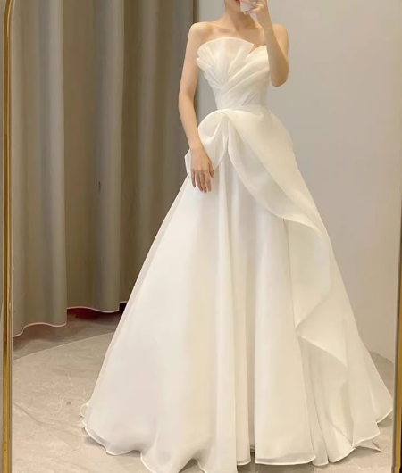 ウェディングドレス ベアトップ Aライン ラッフルフリル 短トレーン 編み上げ 結婚式/披露宴