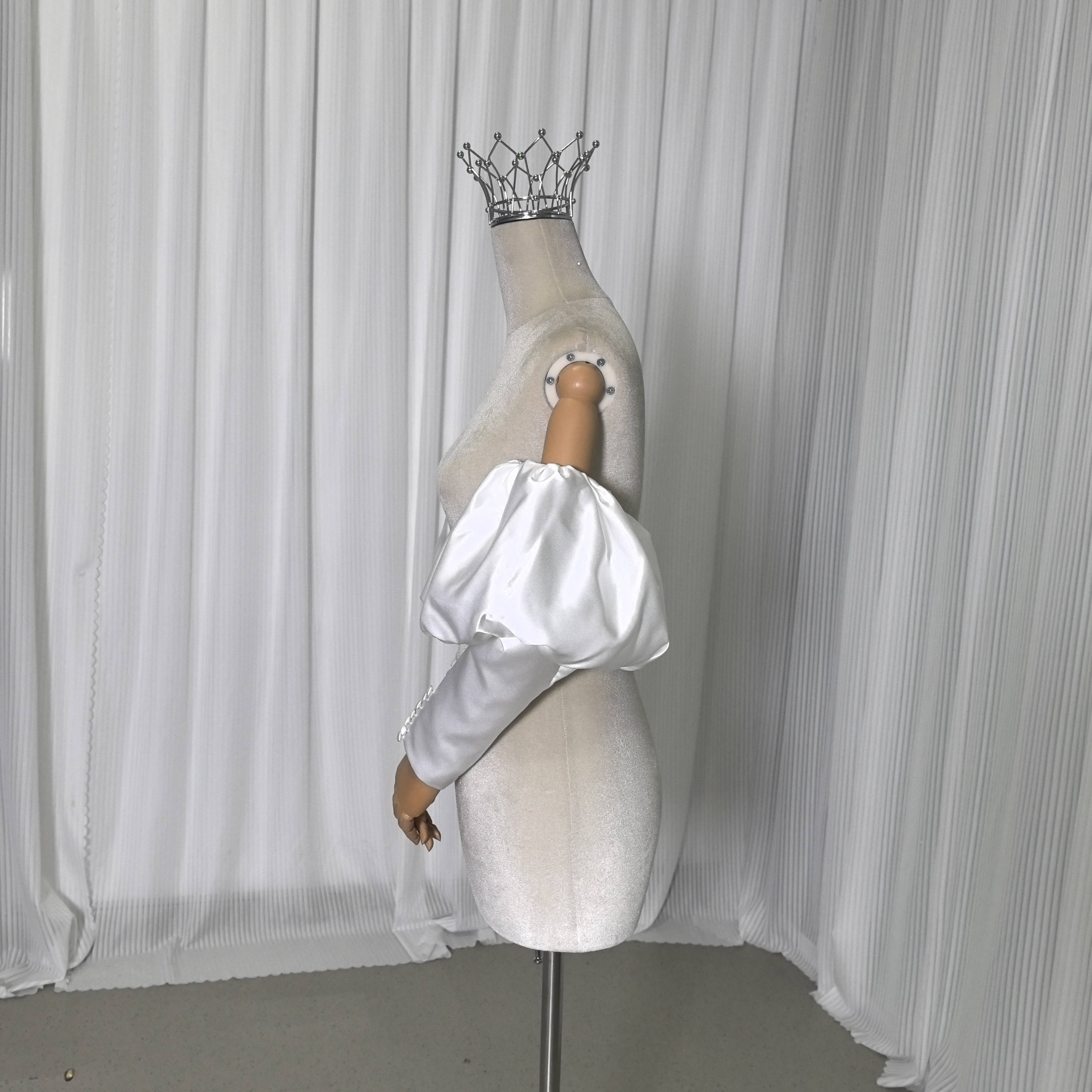 ロングスリーブ オフホワイト 取り外し袖 くるみボタン 光沢サテン 可愛い 結婚式 花嫁/ウェディングドレス