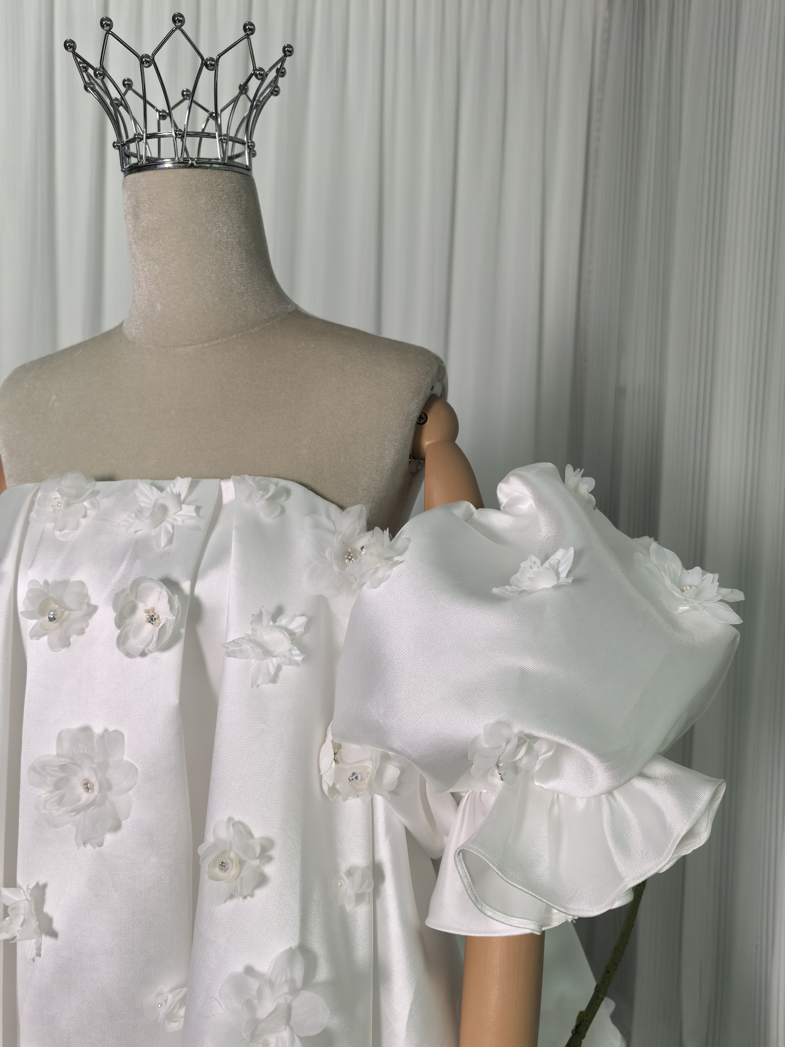 ウエディングドレス ベアトップ フリル袖 可愛い 光沢サテン 花モチーフ ビーズ ファスナー 結婚式/披露宴