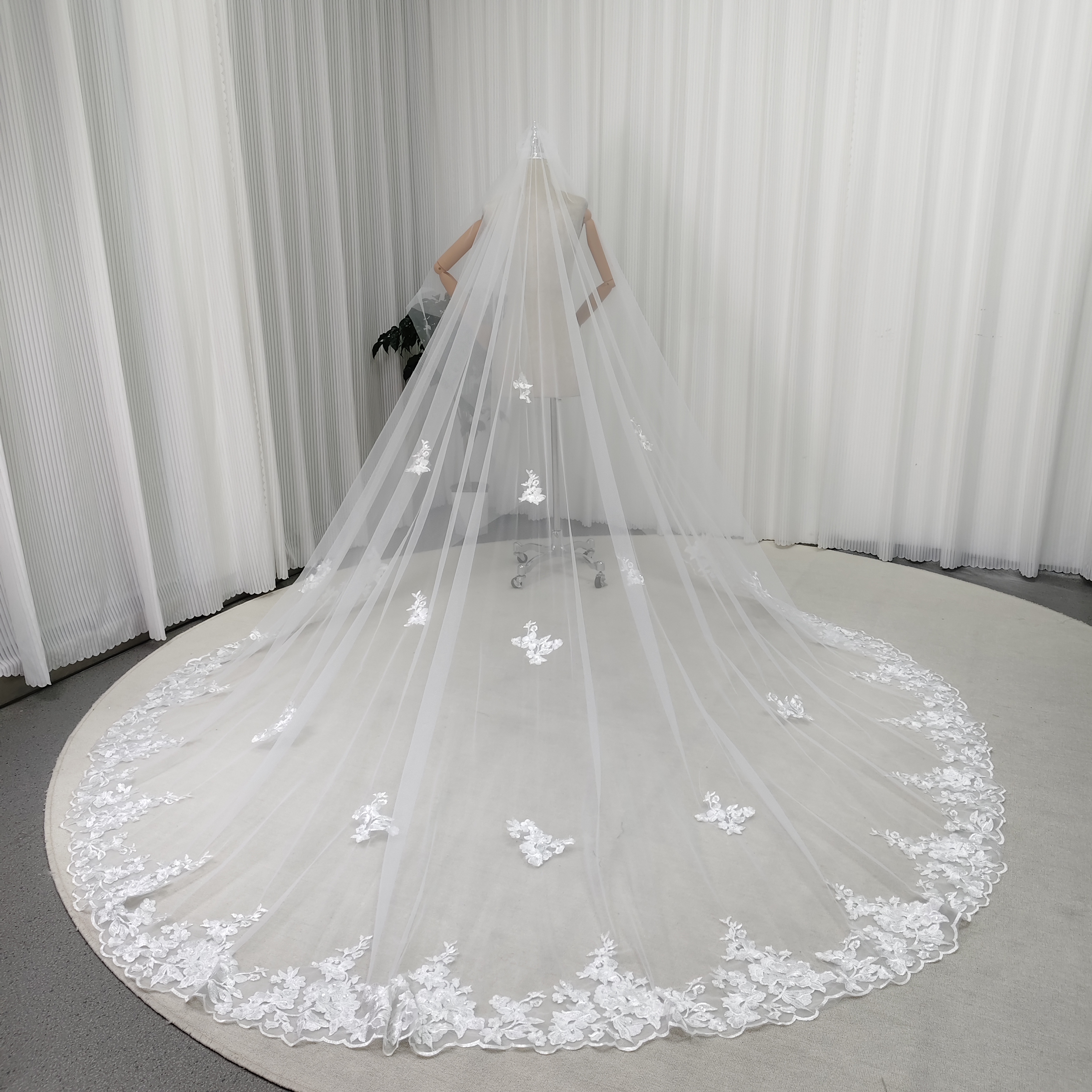 ロングベール コーム付き 美しい花レース キラキラスパンコール 可愛い 結婚式