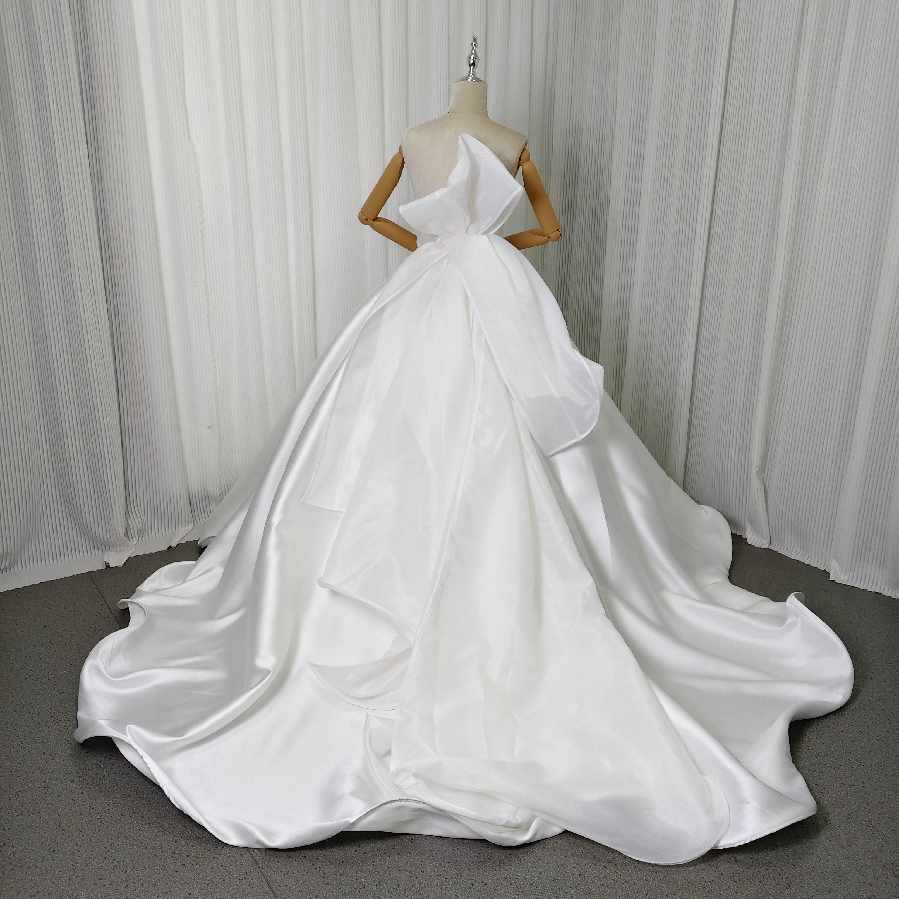 ウェディングドレス ベアトップ ミカドサテン ラッフルフリル 豪華なバックリボン 編み上げ 結婚式