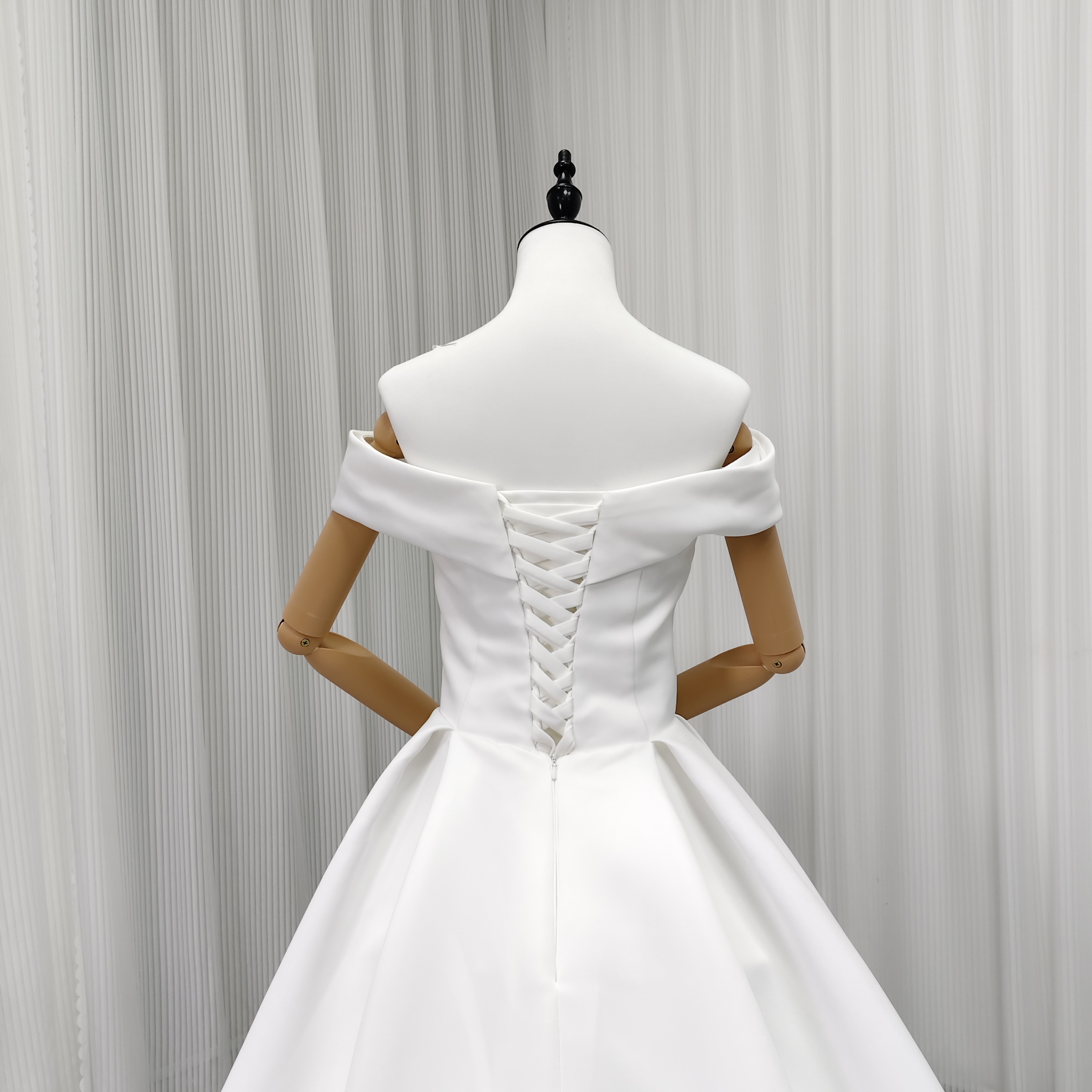 ウエディングドレス オフショルダー ロイヤルサテン ロングトレーン 編み上げ エレガント 結婚式