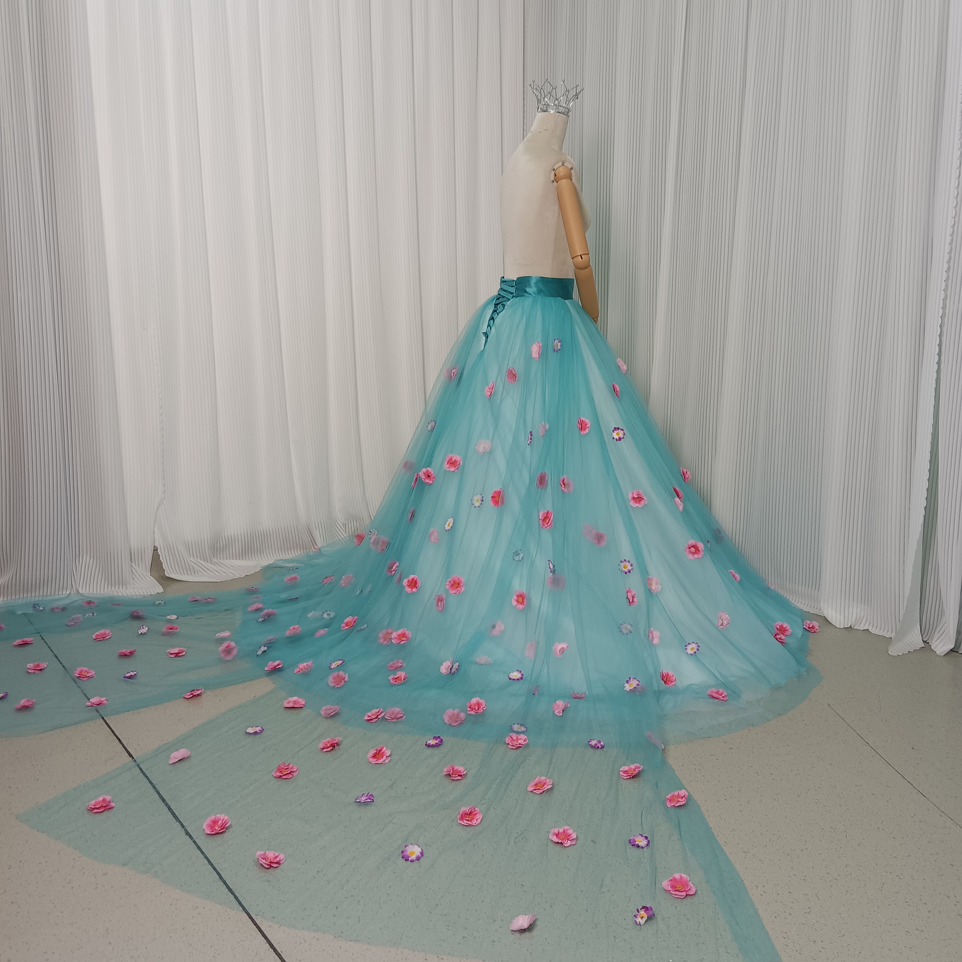 カラードレス ブルー オーバースカート 花モチーフ ロングトレーン 可愛い 花嫁