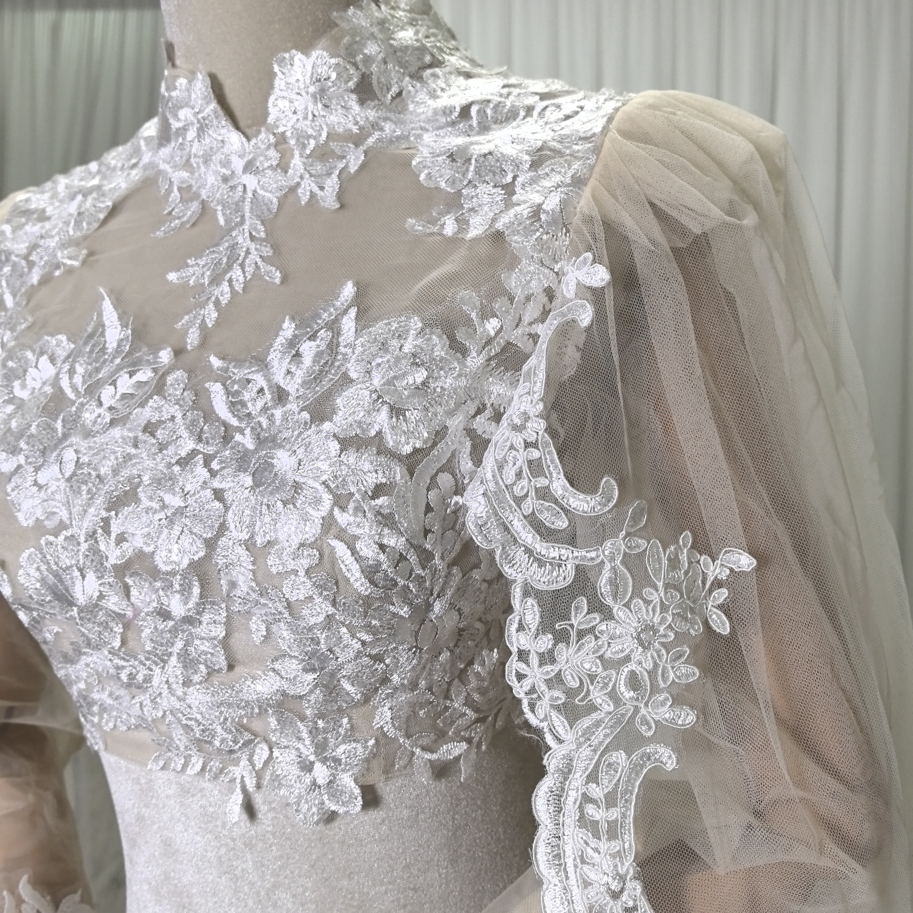 ウェディングドレス マント アイボリー 花柄のモチーフ刺繍が美しく 華やかなトレーン 抜群のおしゃれ見え