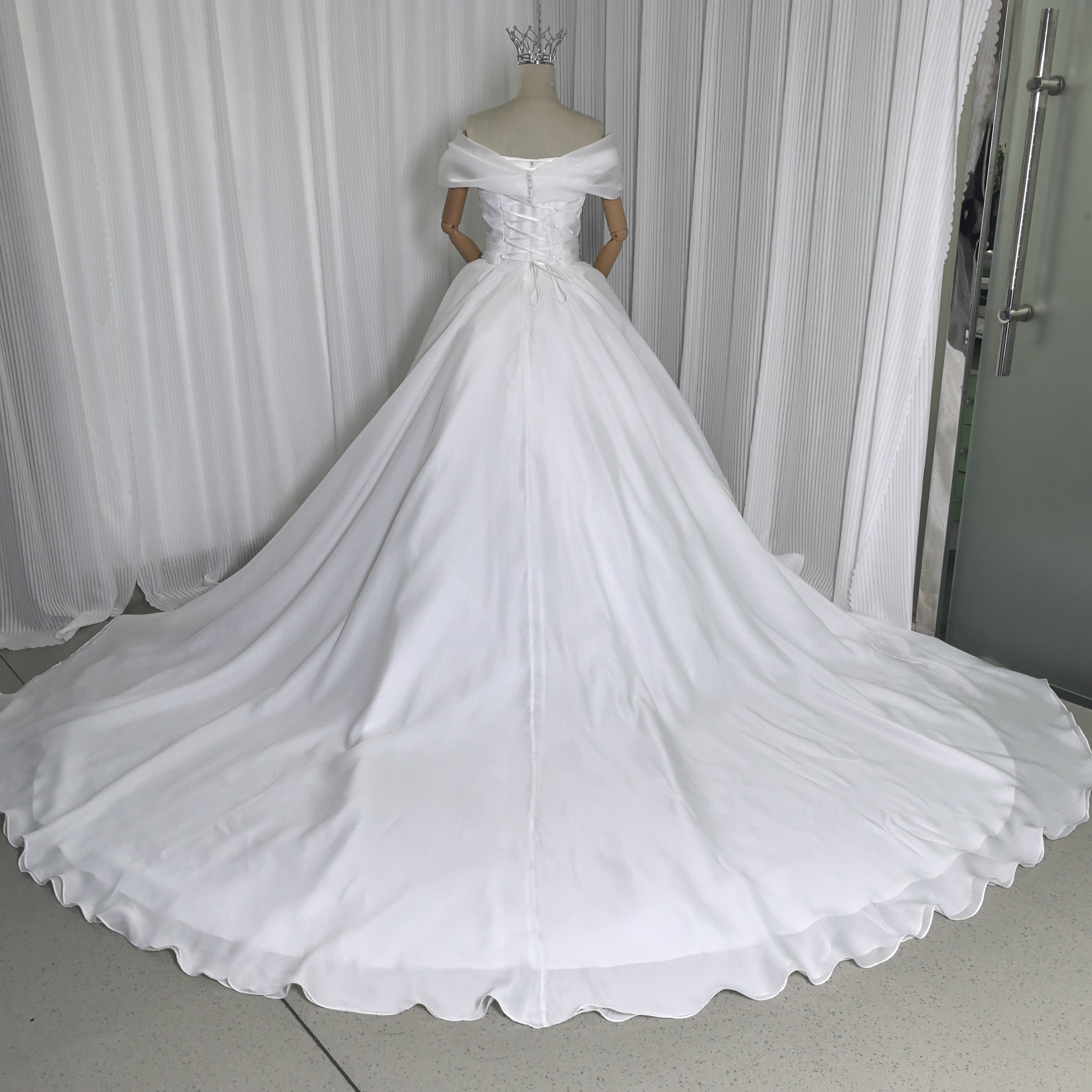 ウェディングドレス オフショルダー 編み上げ Aライン 披露宴/結婚式 エレガント ロングトレーン