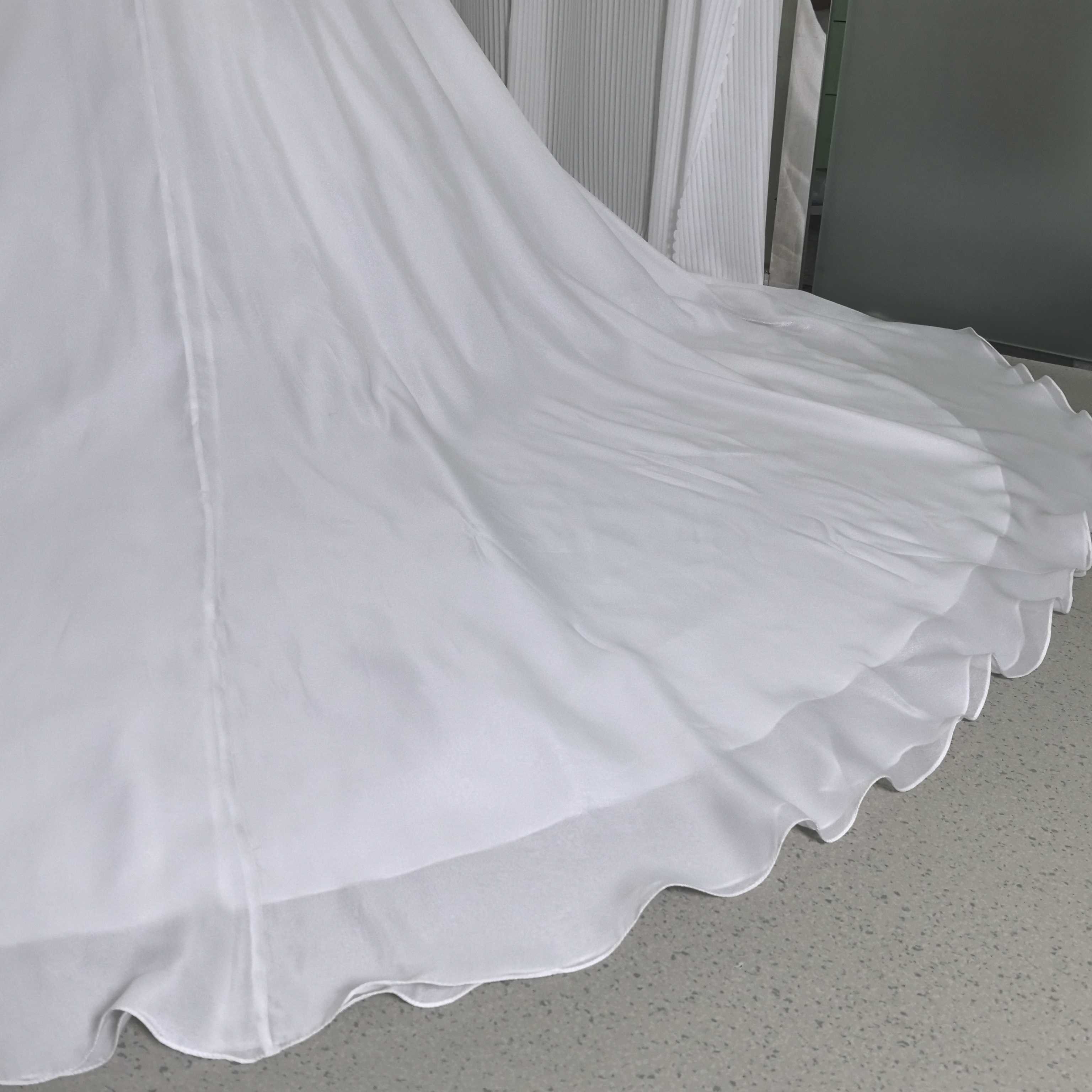 ウェディングドレス オフショルダー 編み上げ Aライン 披露宴/結婚式 エレガント ロングトレーン