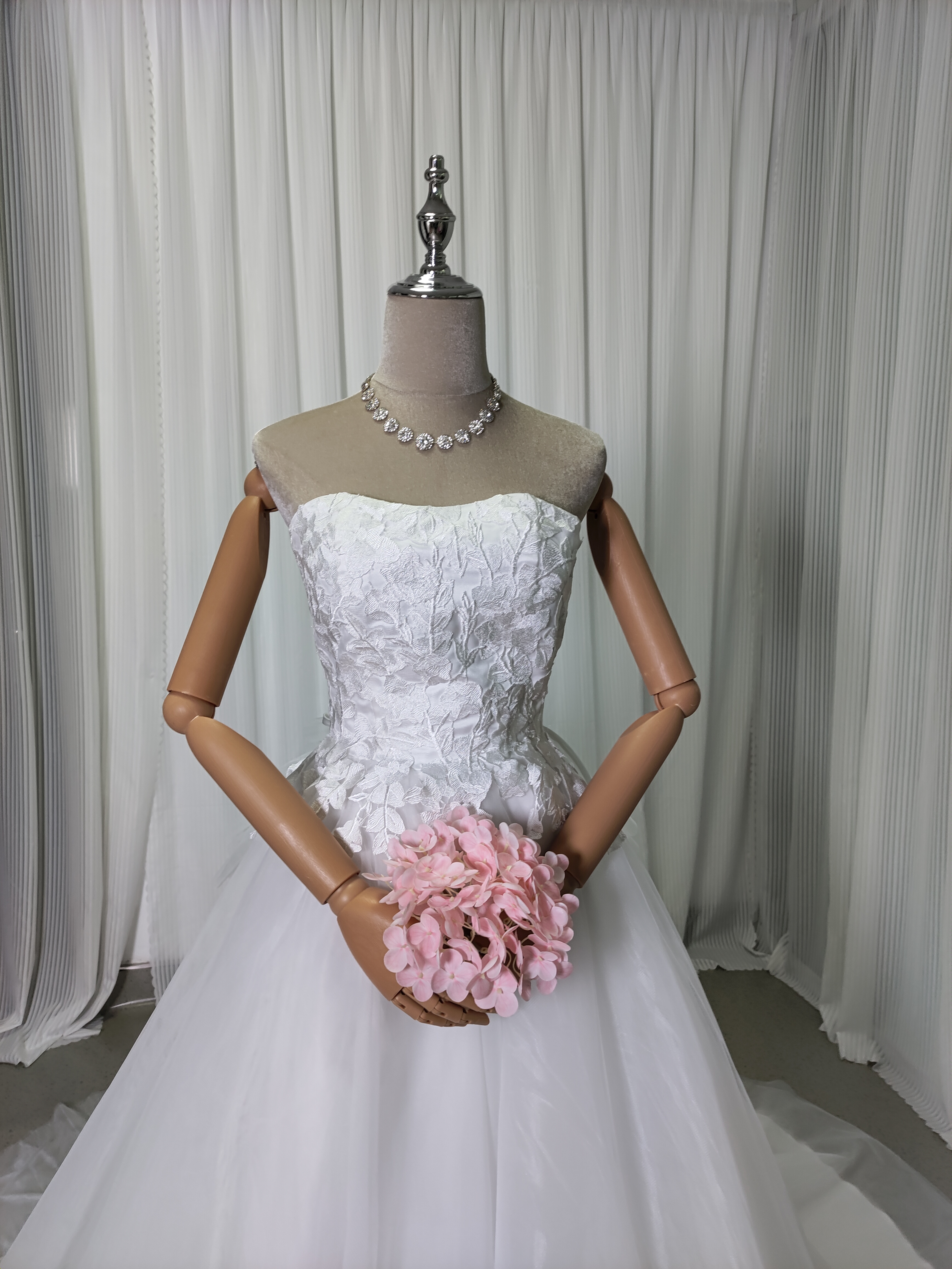 ウェディングドレス リーフ刺繍 ベアトップ Aライン 編み上げ バックリボン クラシカル 結婚式