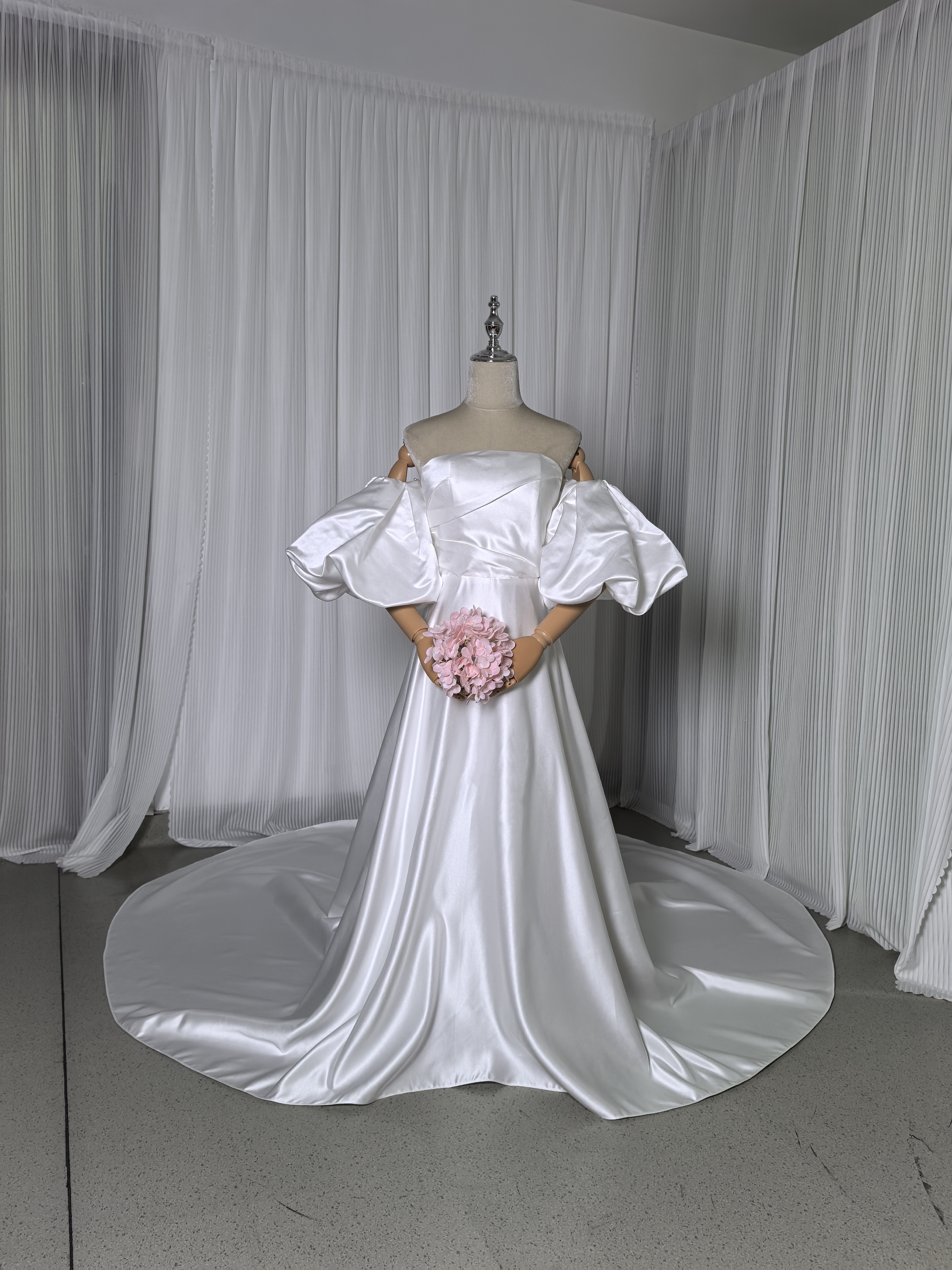 ウェディングドレス ベアトップ パフスリーブ バックリボン ロングトレーン 編み上げ 結婚式