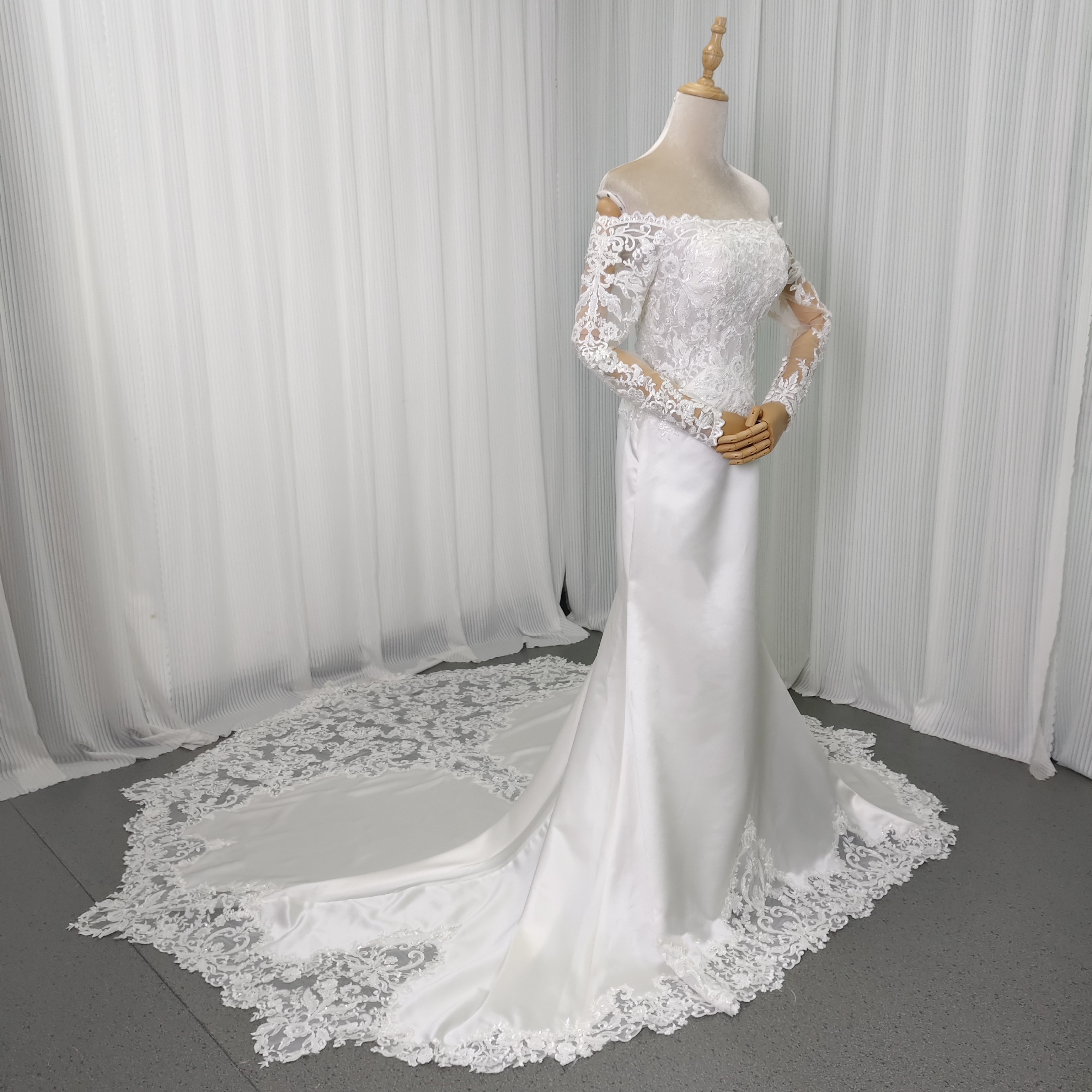 ウェディングドレス オフショルダー 上品レース 長袖 華やかなトレーン デザイン感 くるみボタン 結婚式 前撮り