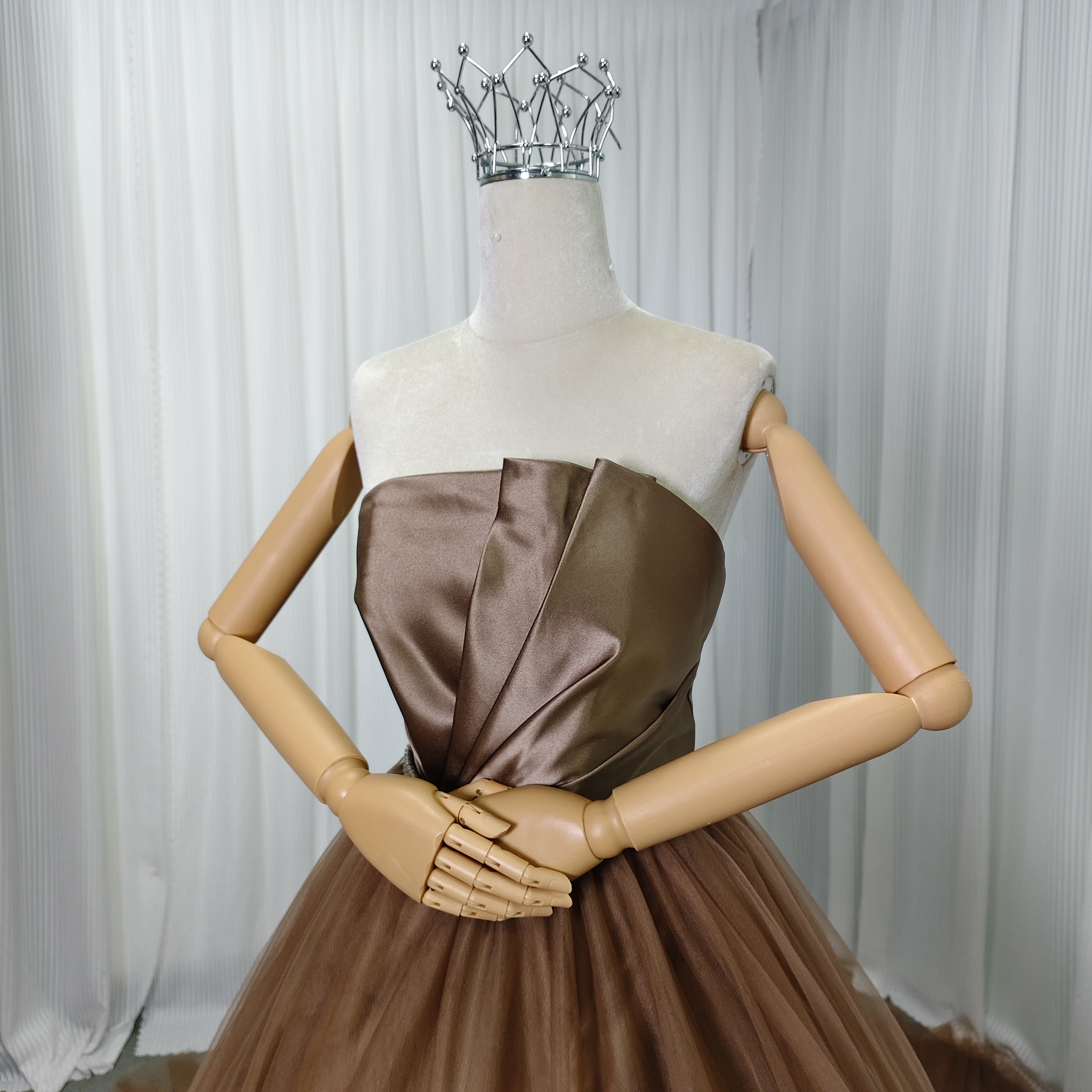 カラードレス ブラウン ベアトップ パール 取り外しサッシュベルト チュールスカート ロングトレーン 披露宴