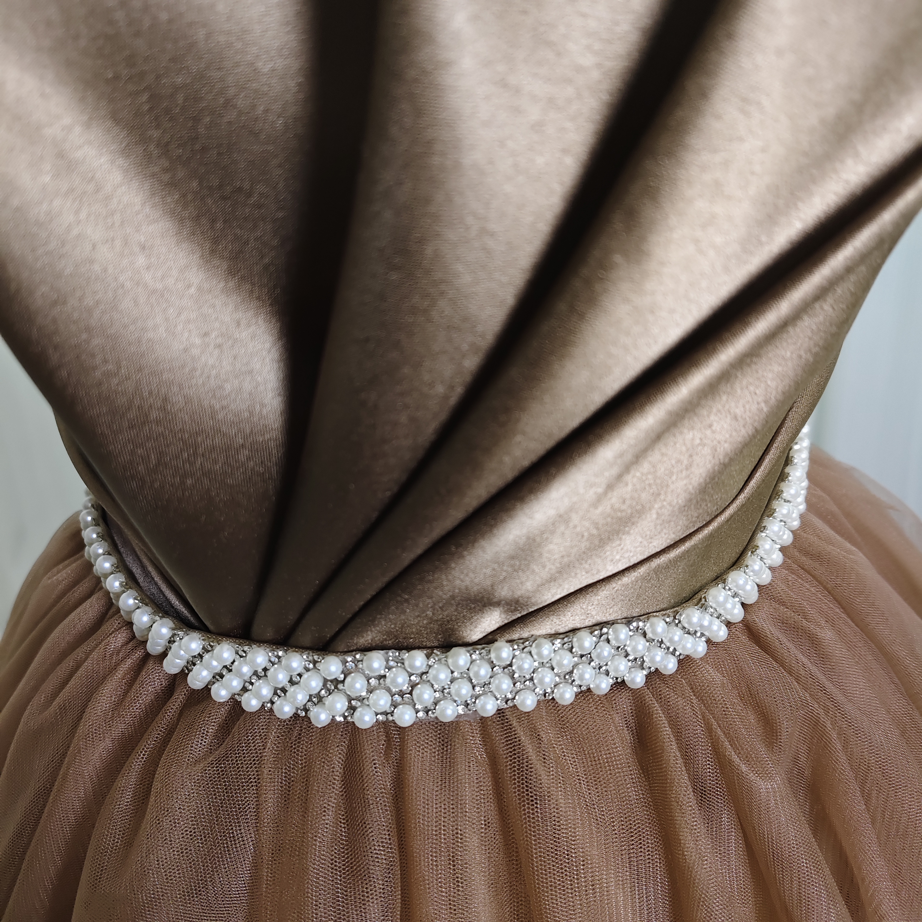 カラードレス ブラウン ベアトップ パール 取り外しサッシュベルト チュールスカート ロングトレーン 披露宴