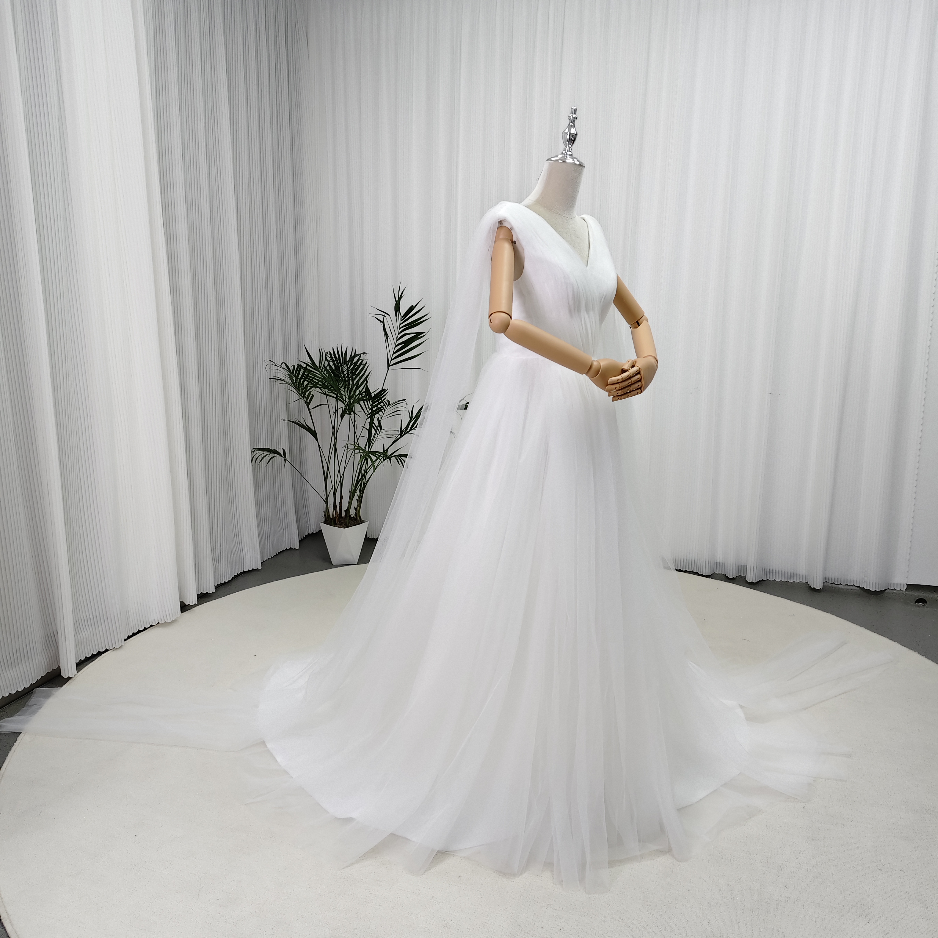 エレガント ウエディングドレス Vネック ソフトチュール ハンドドレープ 大人っぽい トレーン 結婚式