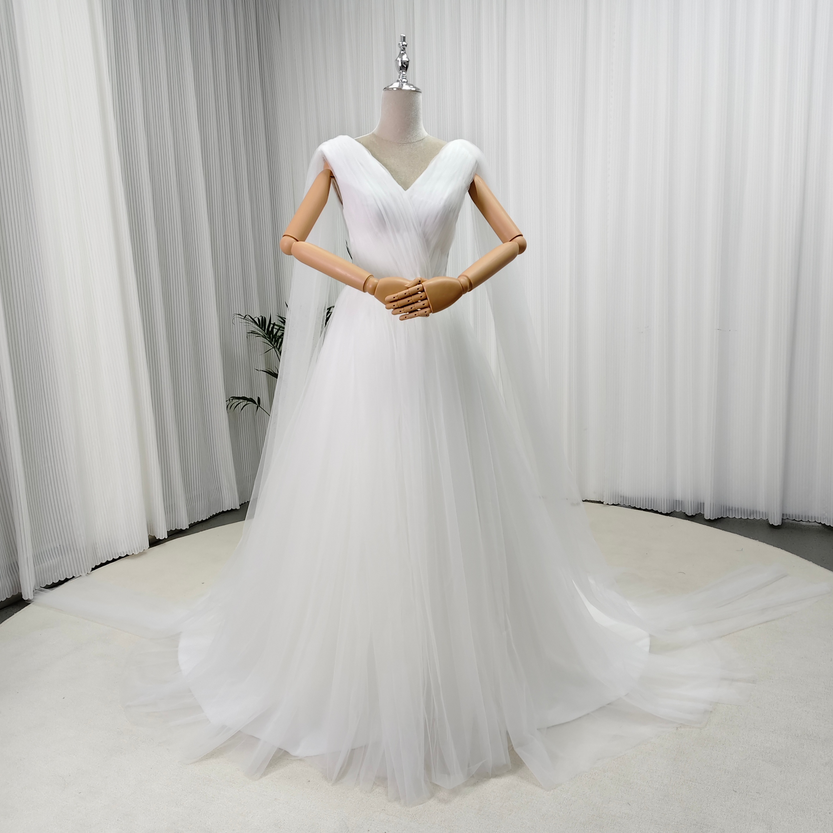 エレガント ウエディングドレス Vネック ソフトチュール ハンドドレープ 大人っぽい トレーン 結婚式