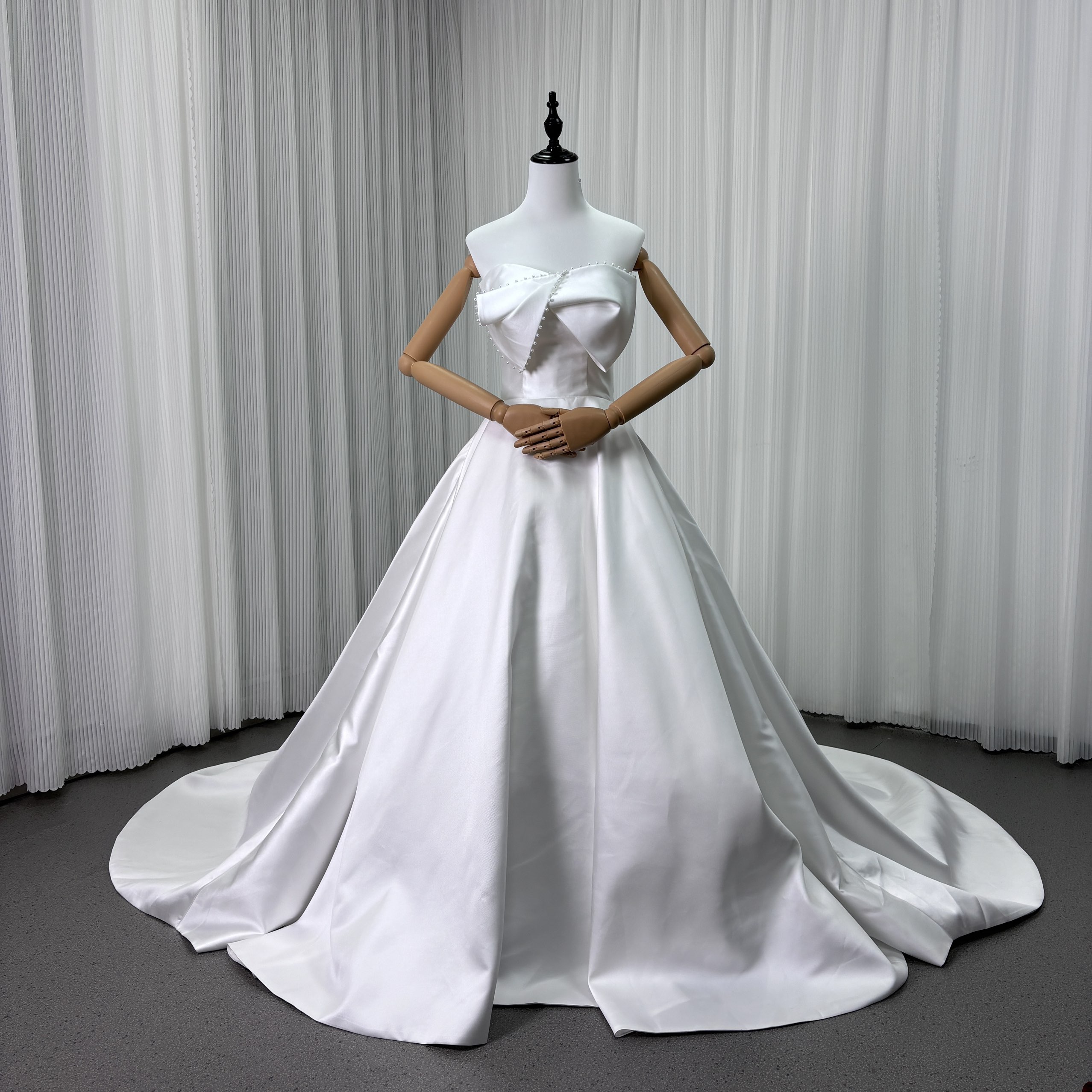 フランス風 ウェディングドレス ベアトップ ミカドサテン ハンドドレープ パール ファスナー 結婚式