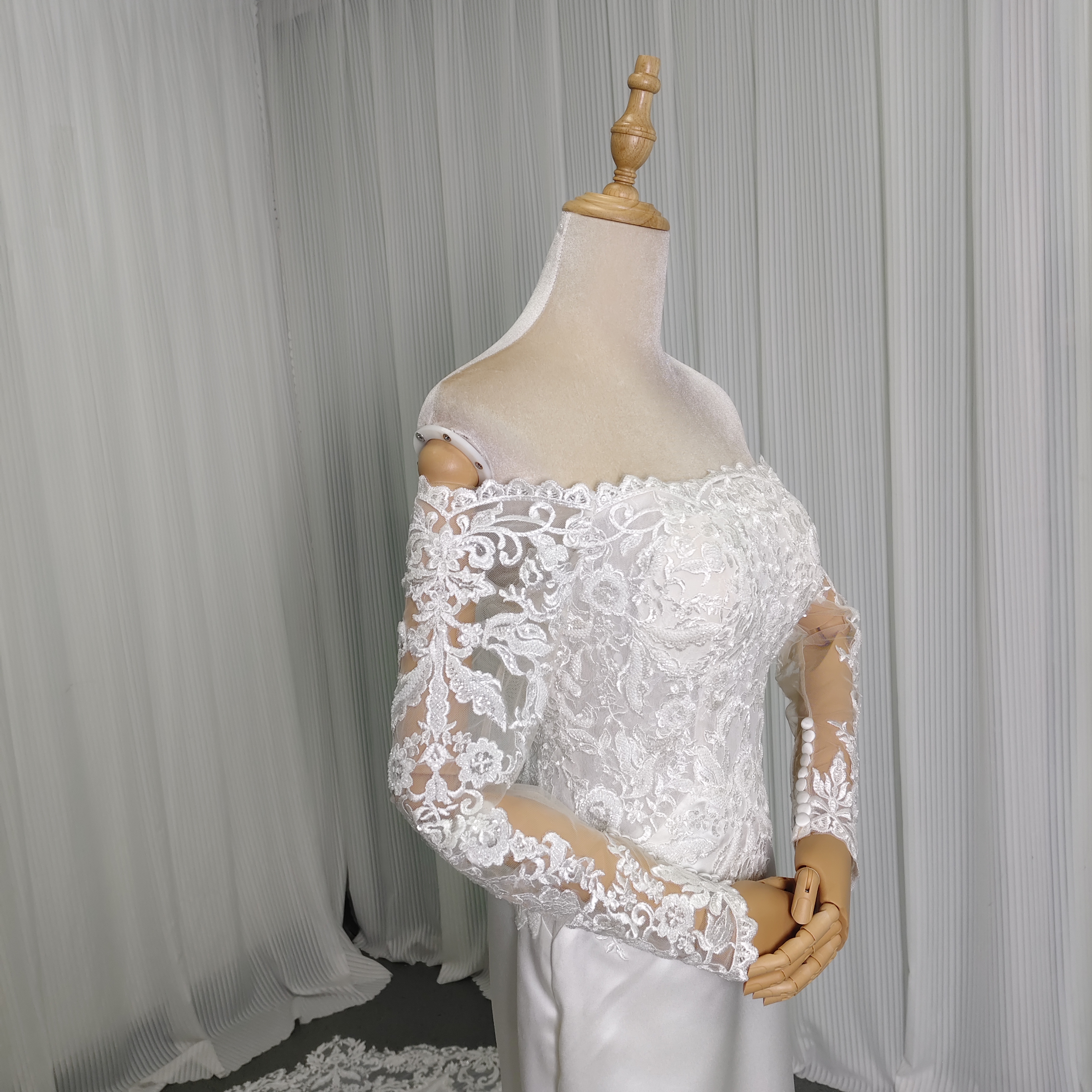 ウェディングドレス オフショルダー 上品レース 長袖 華やかなトレーン デザイン感 くるみボタン 結婚式 前撮り