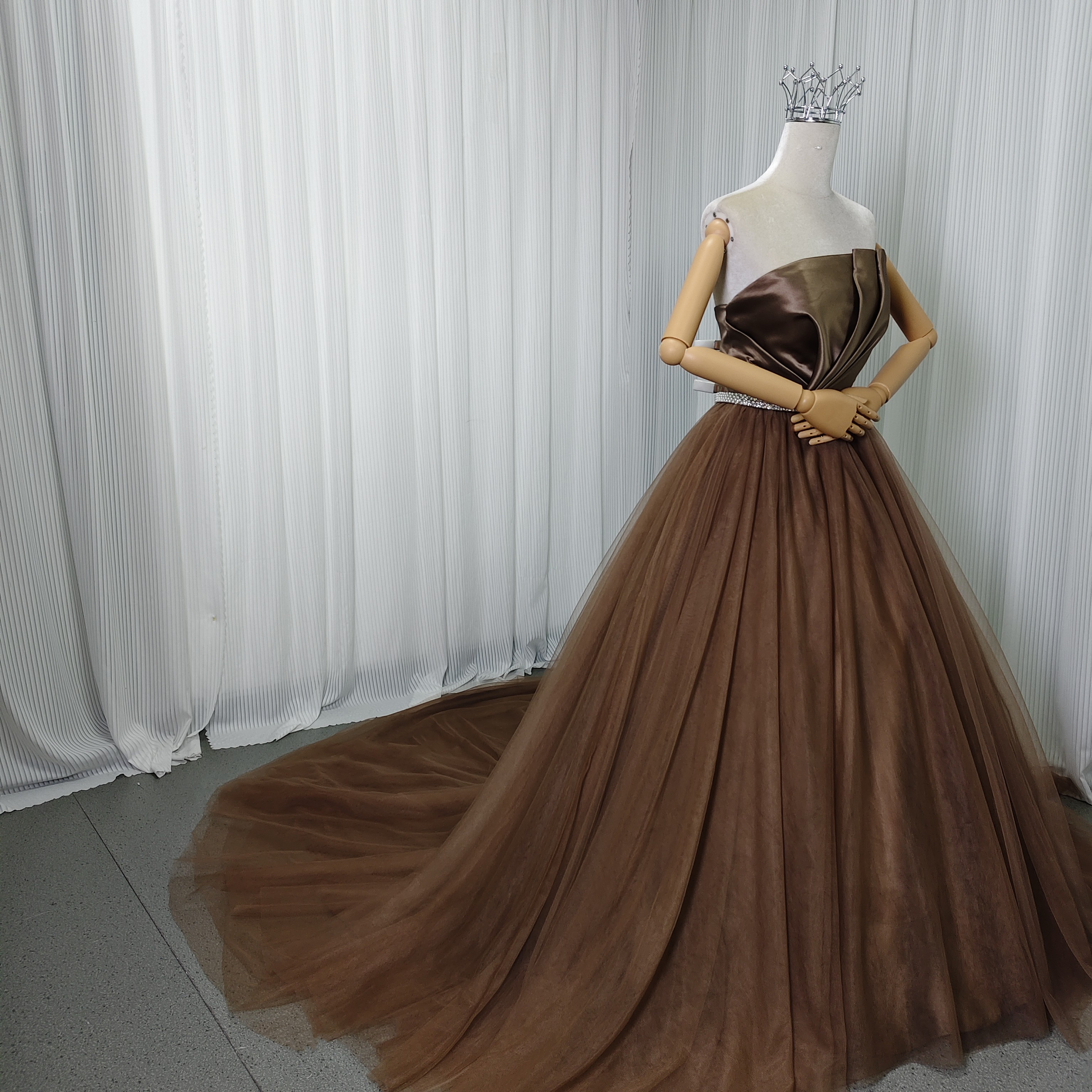カラードレス ブラウン ベアトップ パール 取り外しサッシュベルト チュールスカート ロングトレーン 披露宴