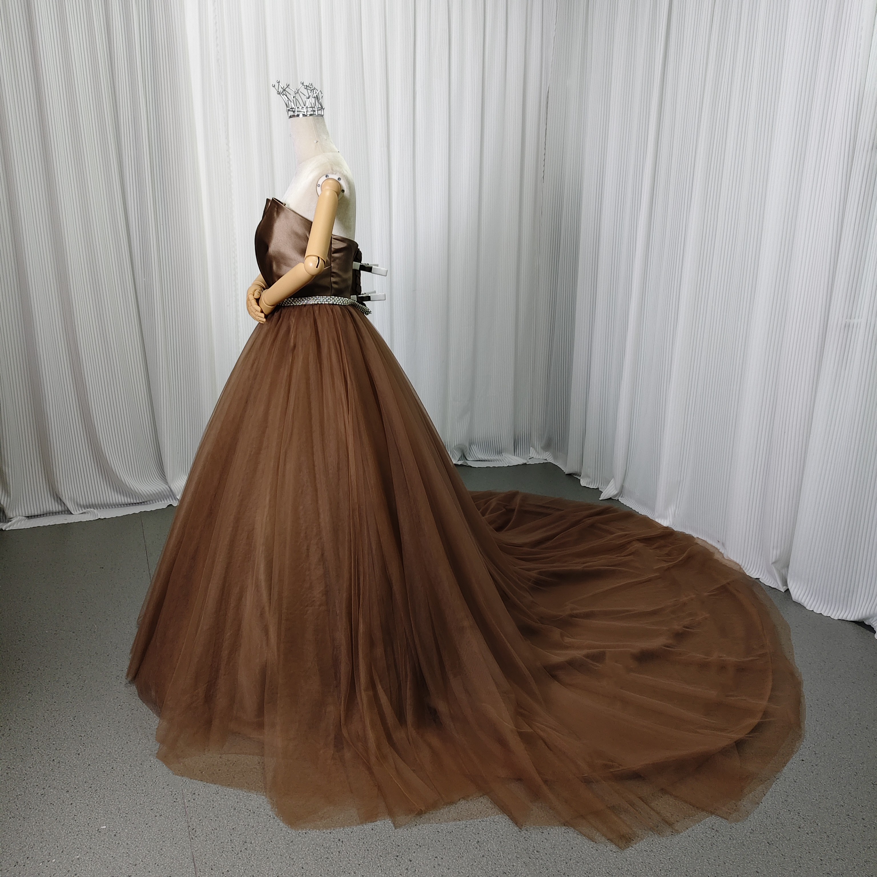 カラードレス ブラウン ベアトップ パール 取り外しサッシュベルト チュールスカート ロングトレーン 披露宴