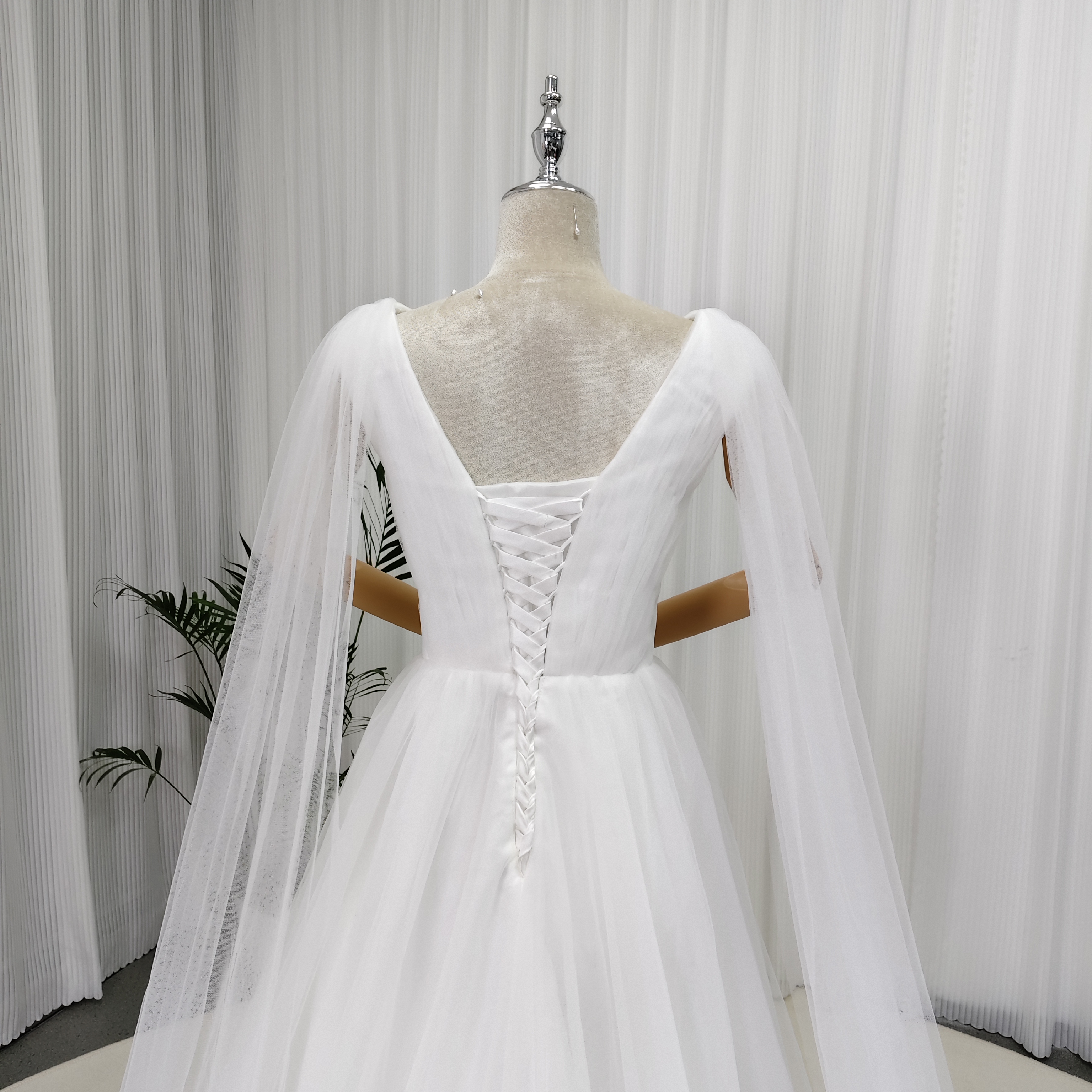 エレガント ウエディングドレス Vネック ソフトチュール ハンドドレープ 大人っぽい トレーン 結婚式