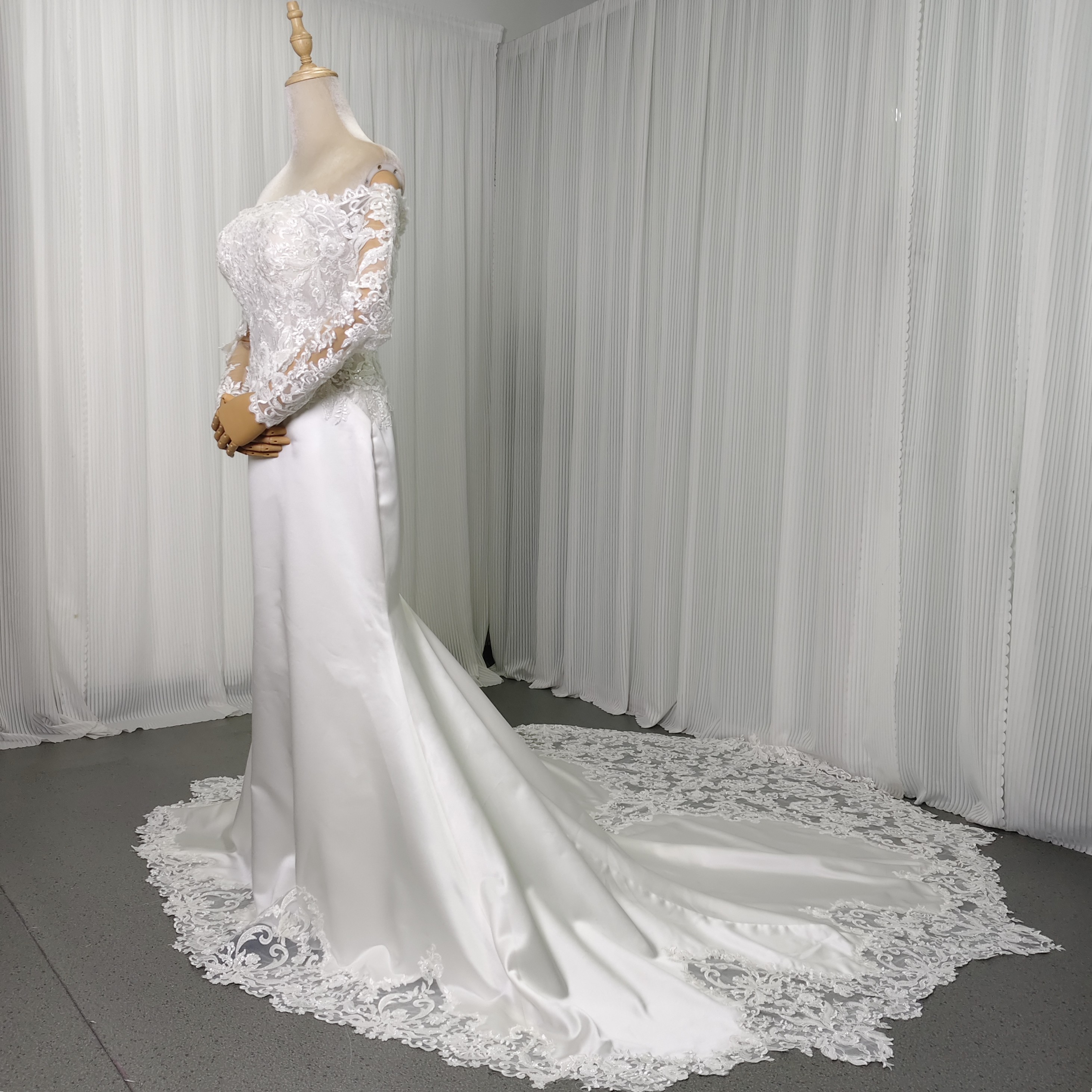 ウェディングドレス オフショルダー 上品レース 長袖 華やかなトレーン デザイン感 くるみボタン 結婚式 前撮り