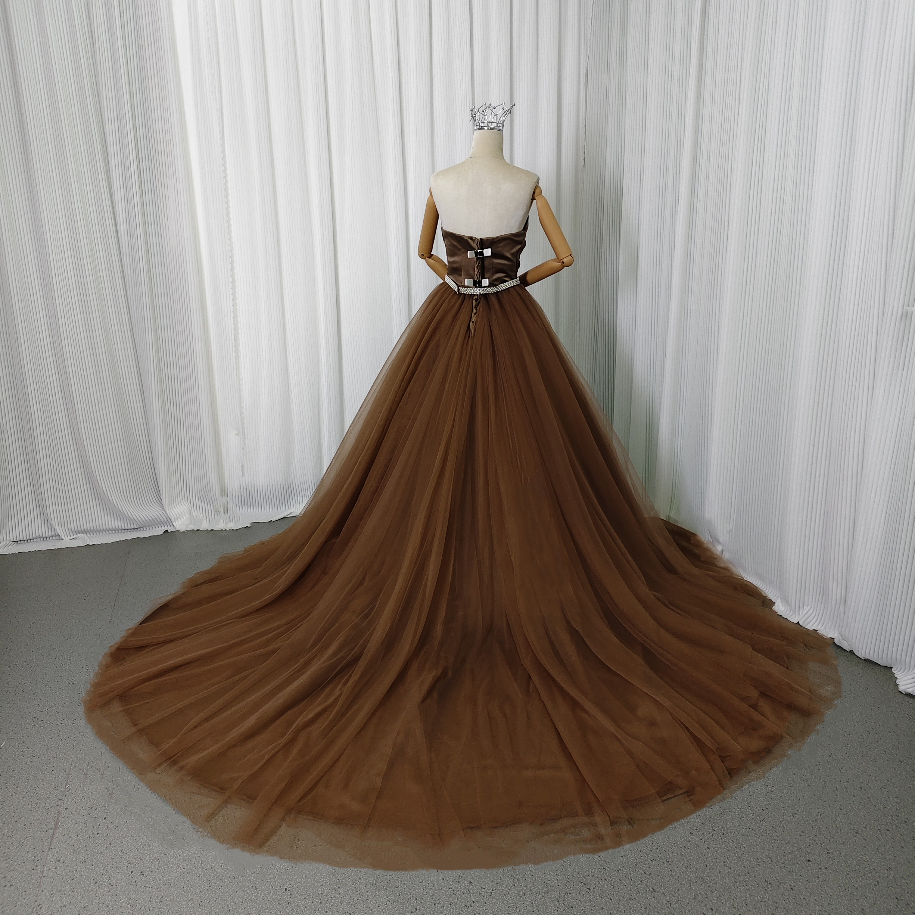 カラードレス ブラウン ベアトップ パール 取り外しサッシュベルト チュールスカート ロングトレーン 披露宴
