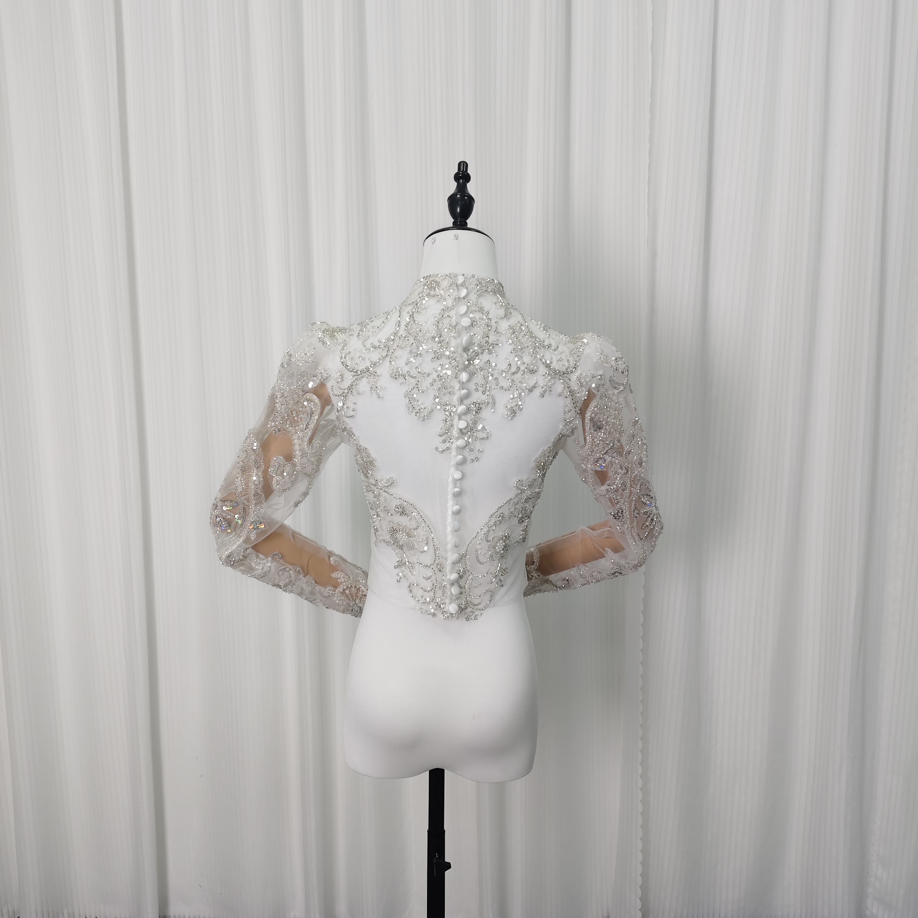 美品！ボレロ ハイネック 上品透け袖 韓国風 キラキラ光る刺繍 背中見せ くるみボタン 拳式/前撮り