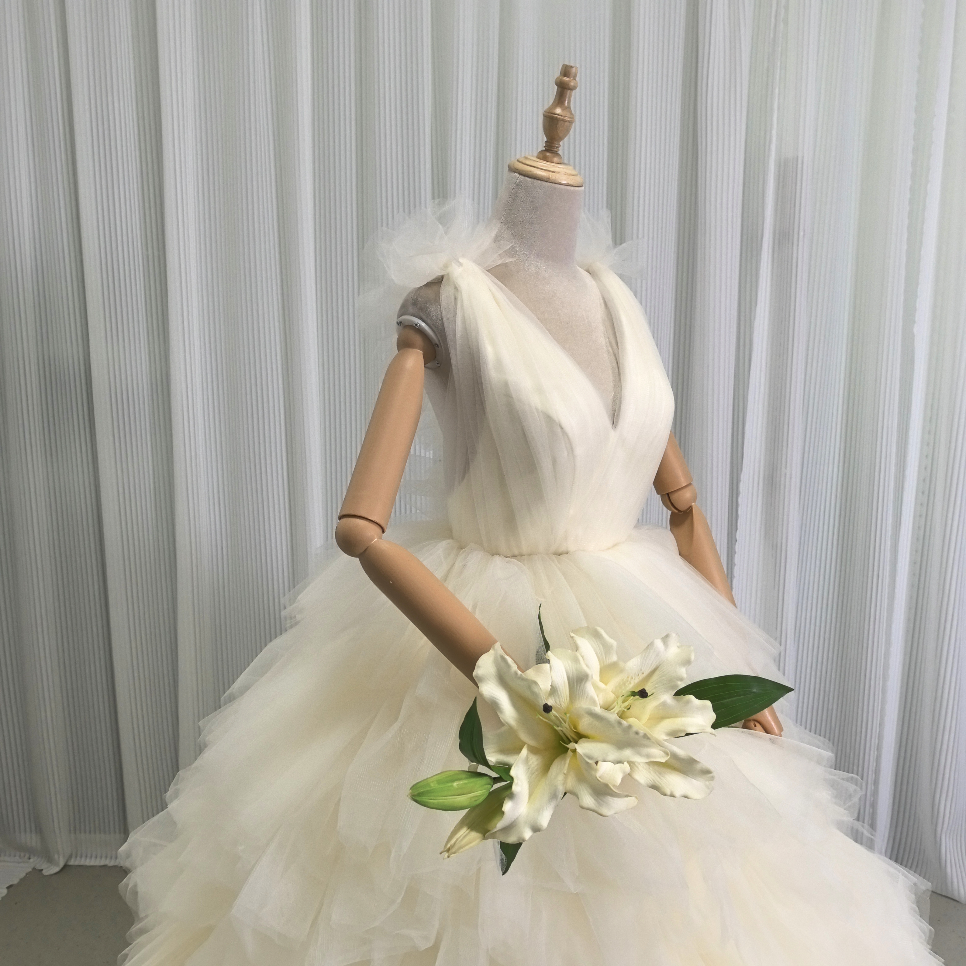 ウエディングドレス パステルイエロー Vネック もこもこドレス プリンセスライン ロング 結婚式 前撮り