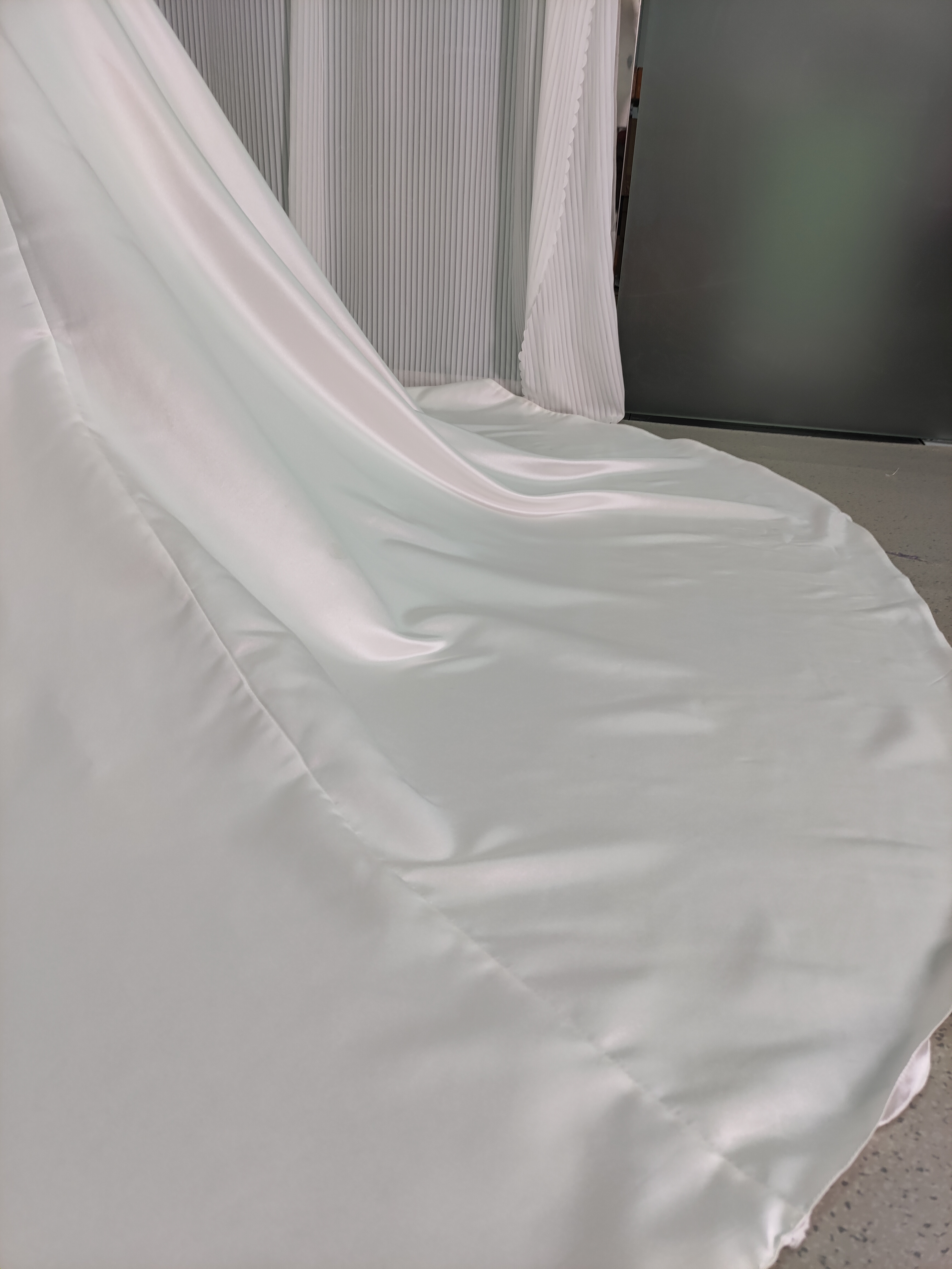 ウェディングドレス ベアトップ プリンセスライン ロングトレーン 編み上げ 結婚式 エレガント