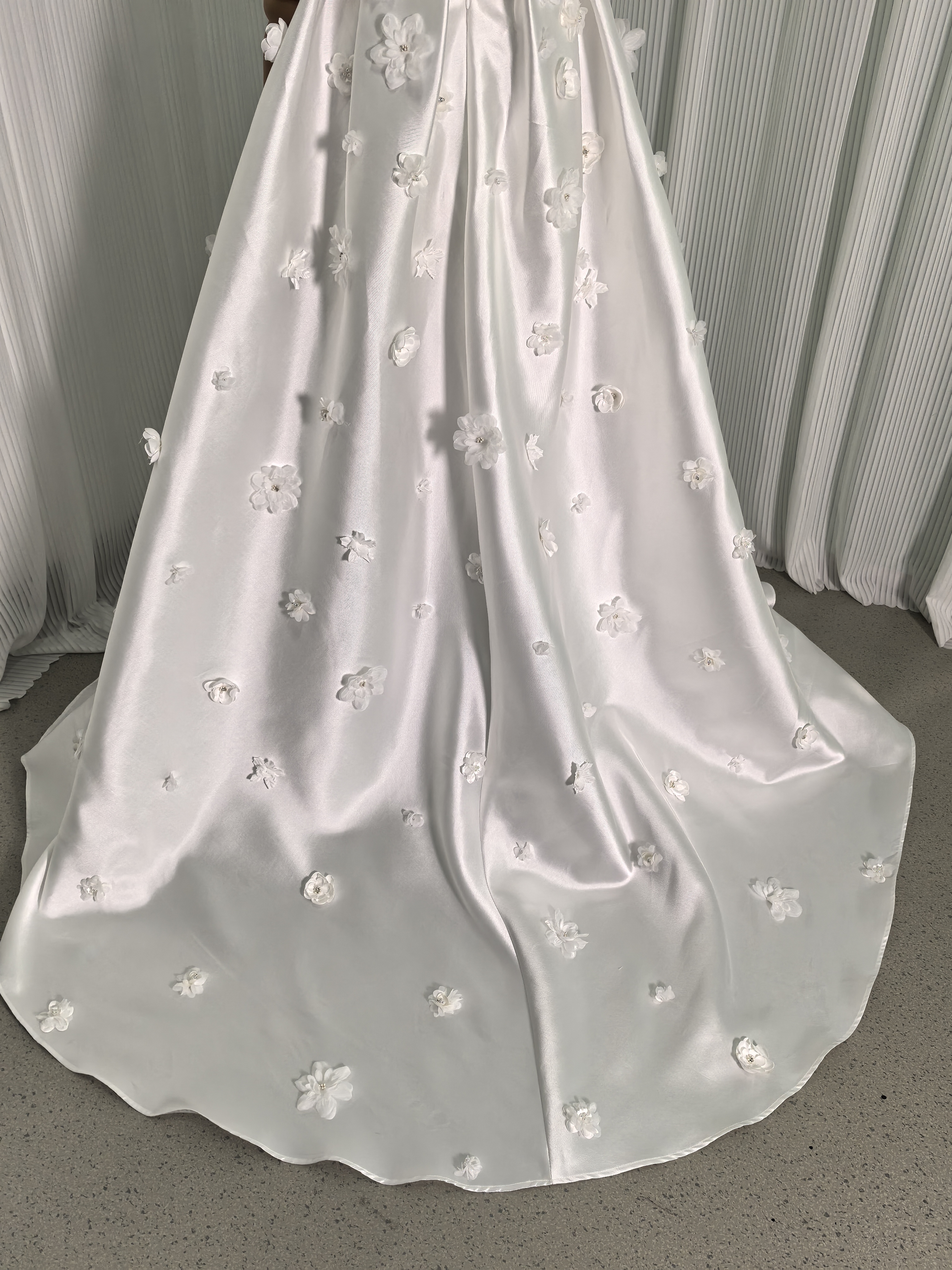ウエディングドレス ベアトップ 可愛い 光沢サテン 花モチーフ ビーズ ファスナー 結婚式/披露宴