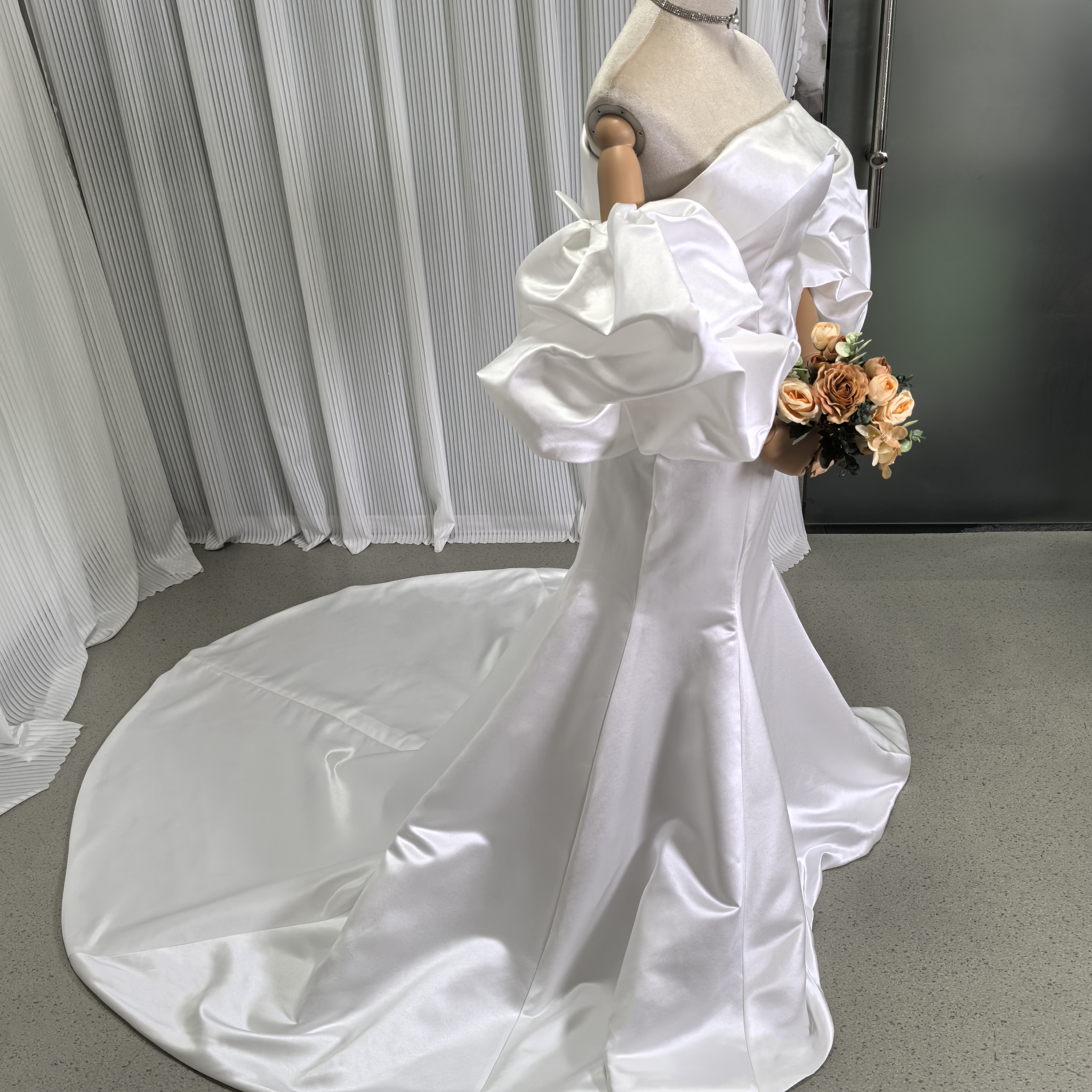 ウェディングドレス ベアトップ パフスリーブ マーメイドライン リボン デザイン感 編み上げ 結婚式