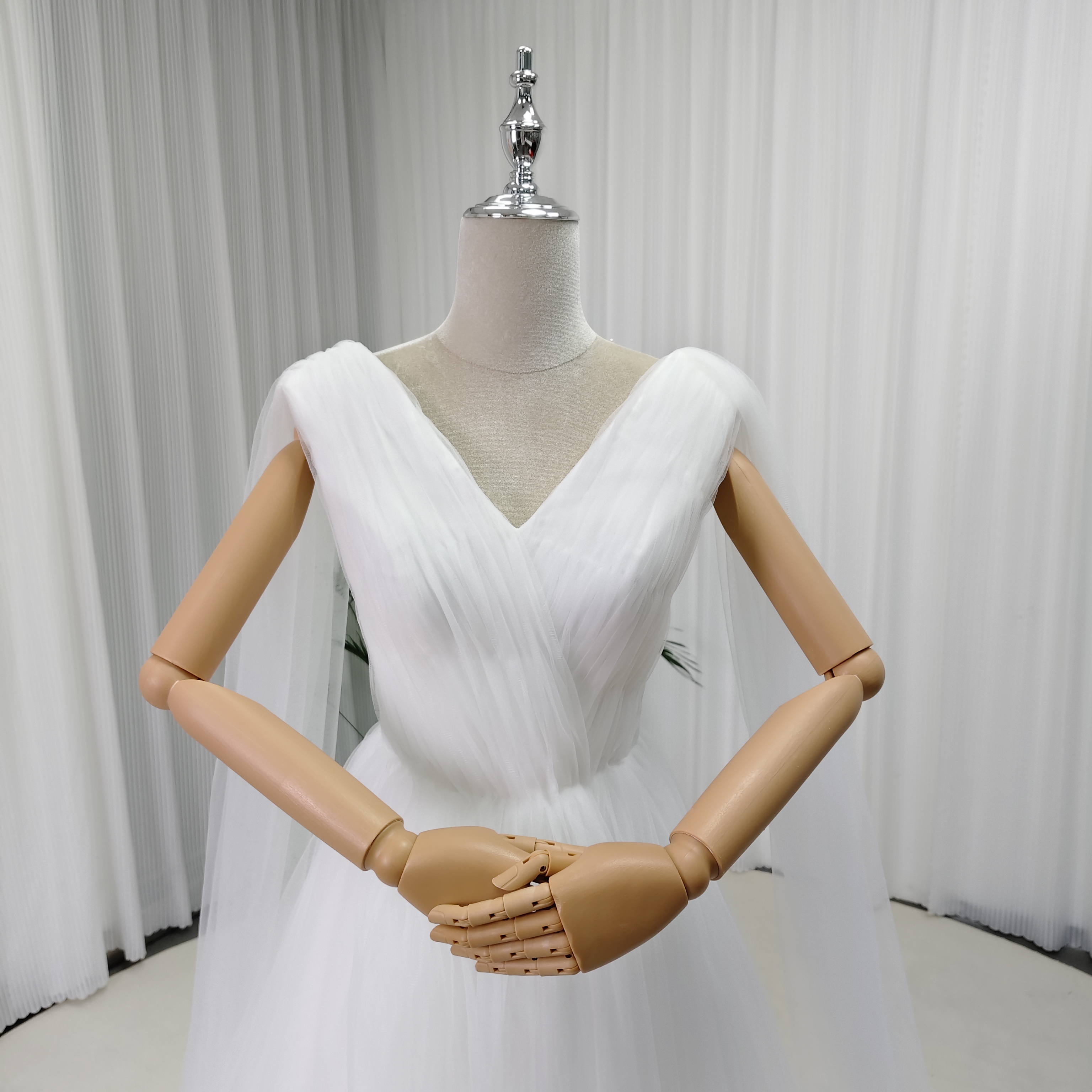 エレガント ウエディングドレス Vネック ソフトチュール ハンドドレープ 大人っぽい トレーン 結婚式