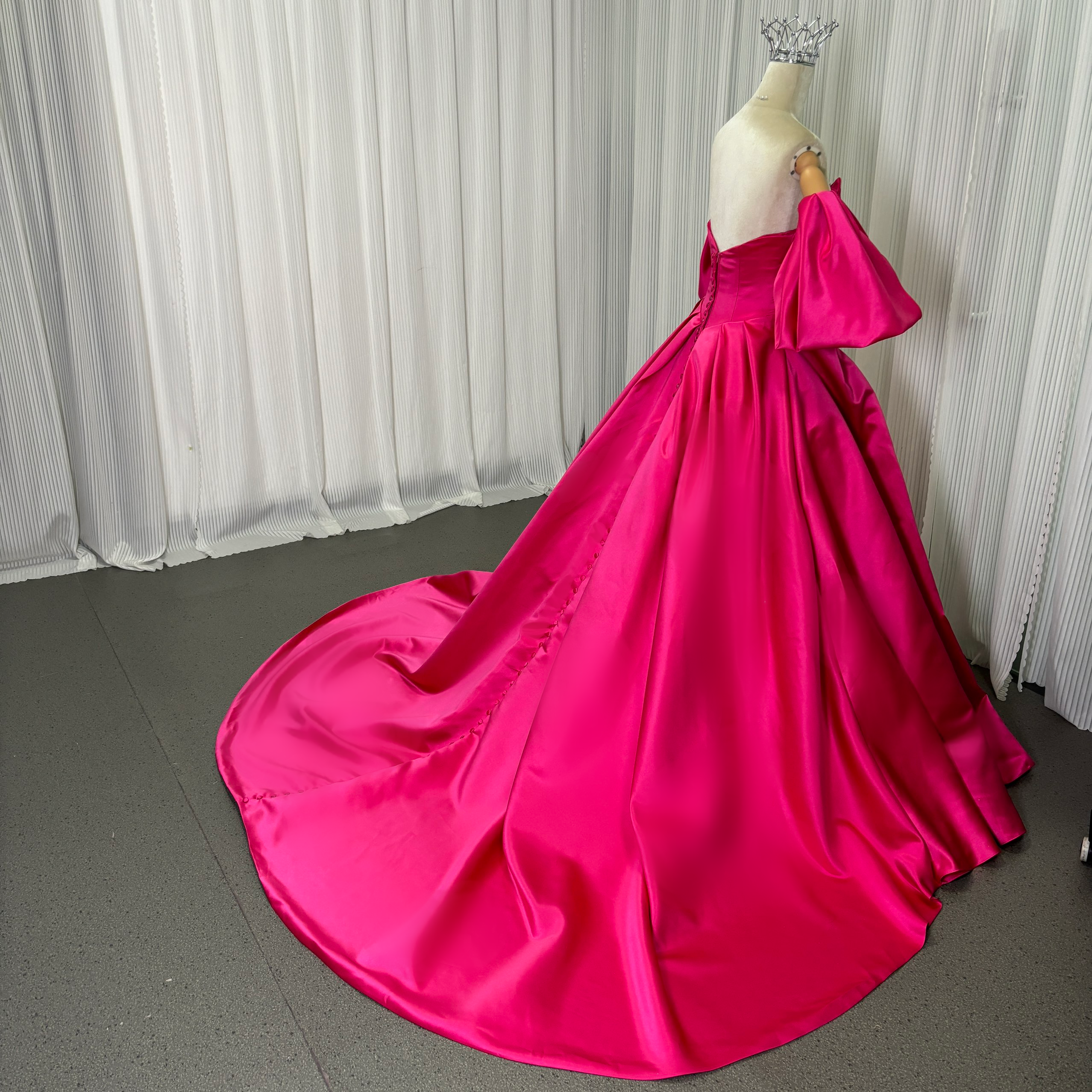 カラードレス ビビッドピンク ベアトップ パフスリーブ 光沢サテン ロング Aライン くるみボタン 発表会