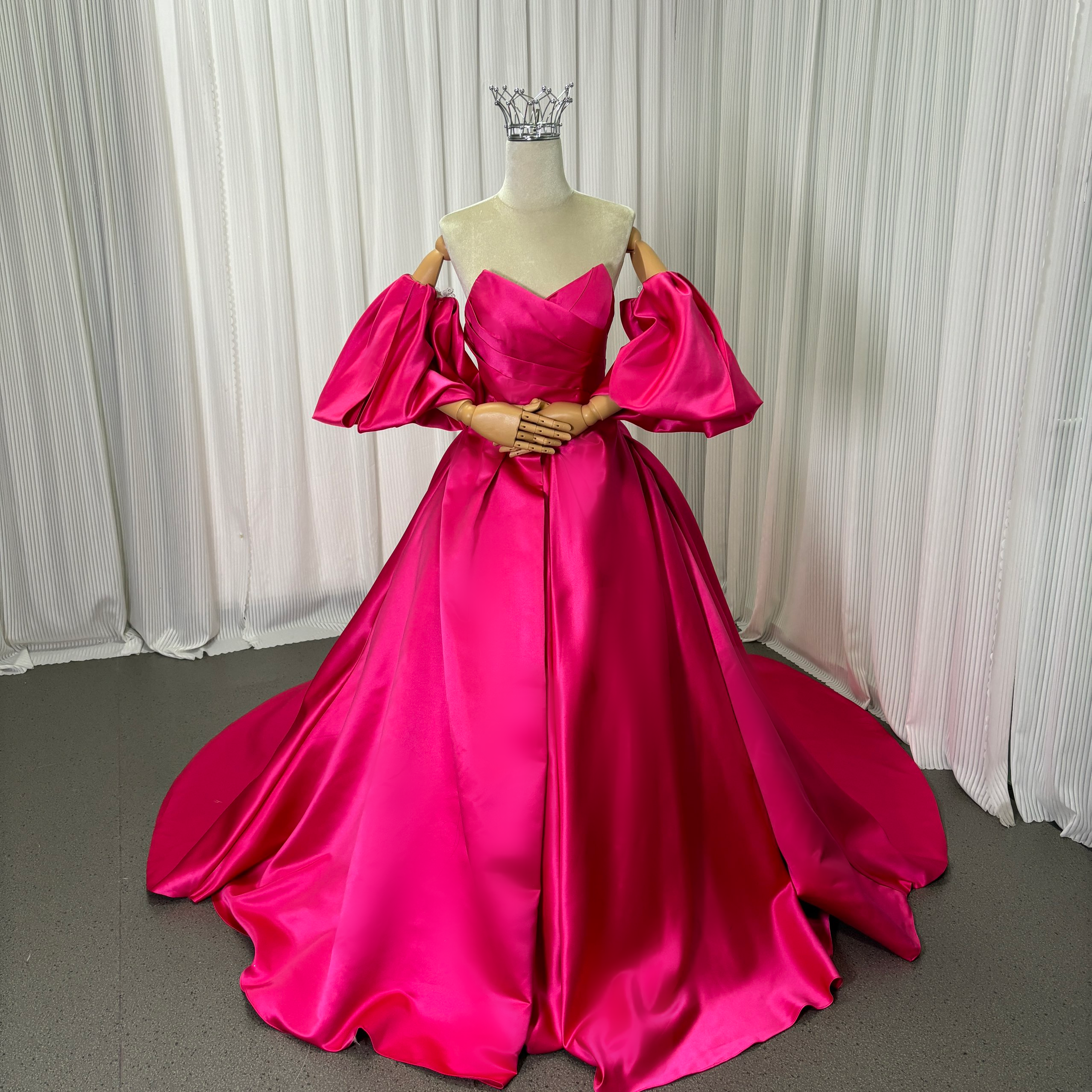 カラードレス ビビッドピンク ベアトップ パフスリーブ 光沢サテン ロング Aライン くるみボタン 発表会