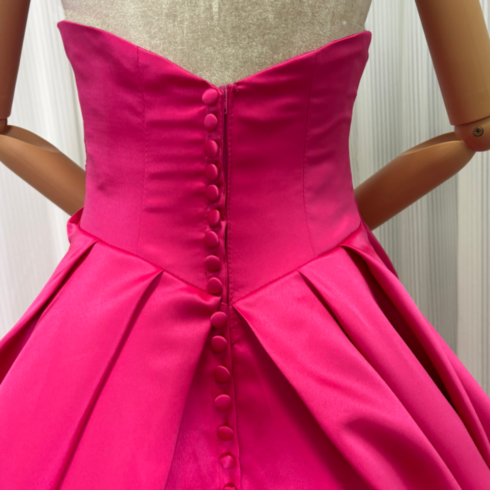 カラードレス ビビッドピンク ベアトップ パフスリーブ 光沢サテン ロング Aライン くるみボタン 発表会