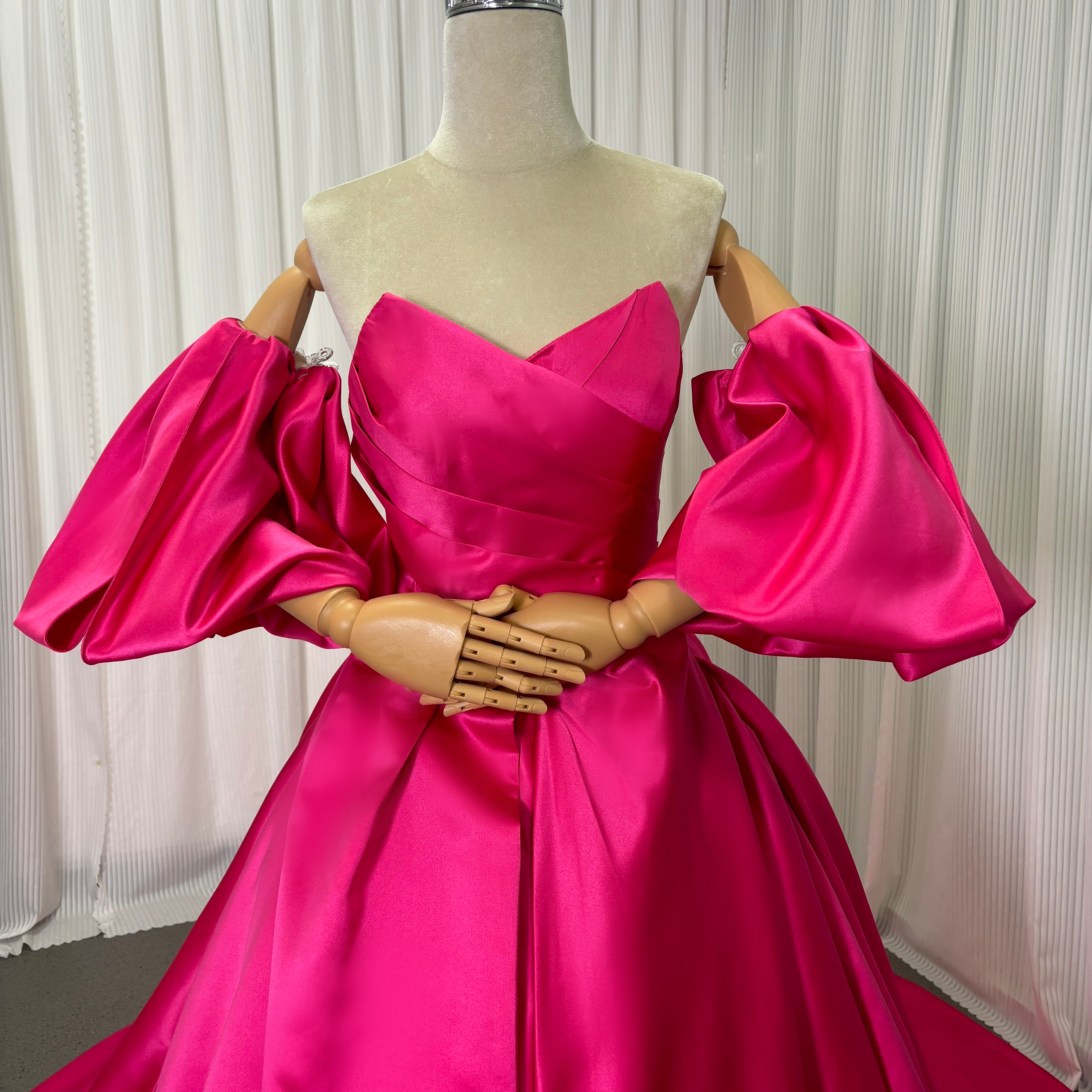 カラードレス ビビッドピンク ベアトップ パフスリーブ 光沢サテン ロング Aライン くるみボタン 発表会