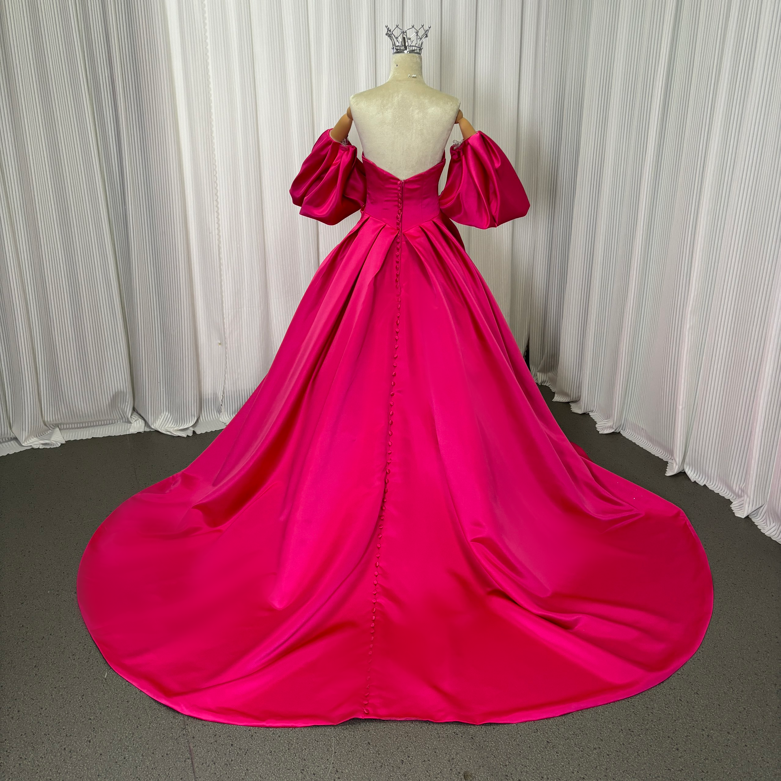 カラードレス ビビッドピンク ベアトップ パフスリーブ 光沢サテン ロング Aライン くるみボタン 発表会