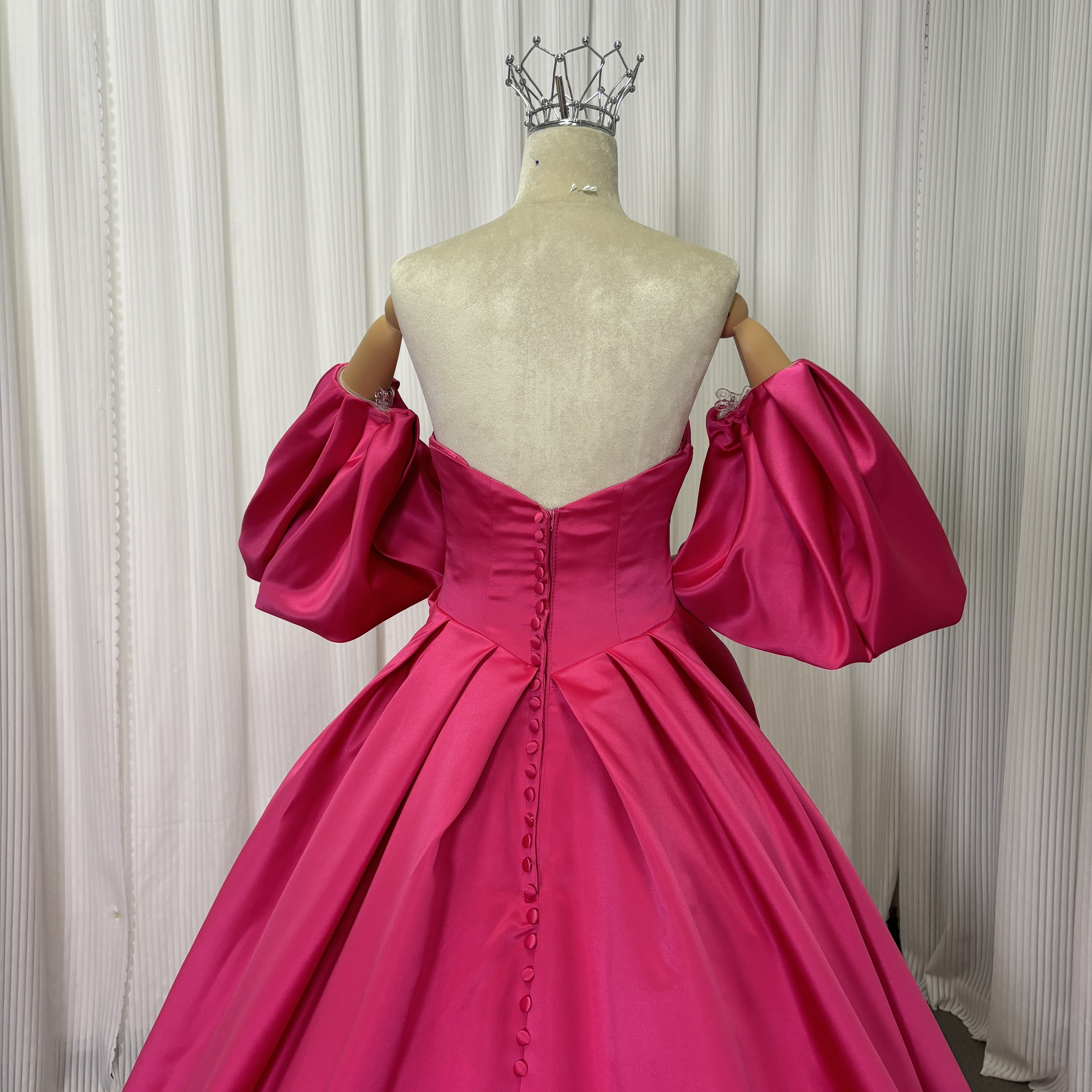 カラードレス ビビッドピンク ベアトップ パフスリーブ 光沢サテン ロング Aライン くるみボタン 発表会