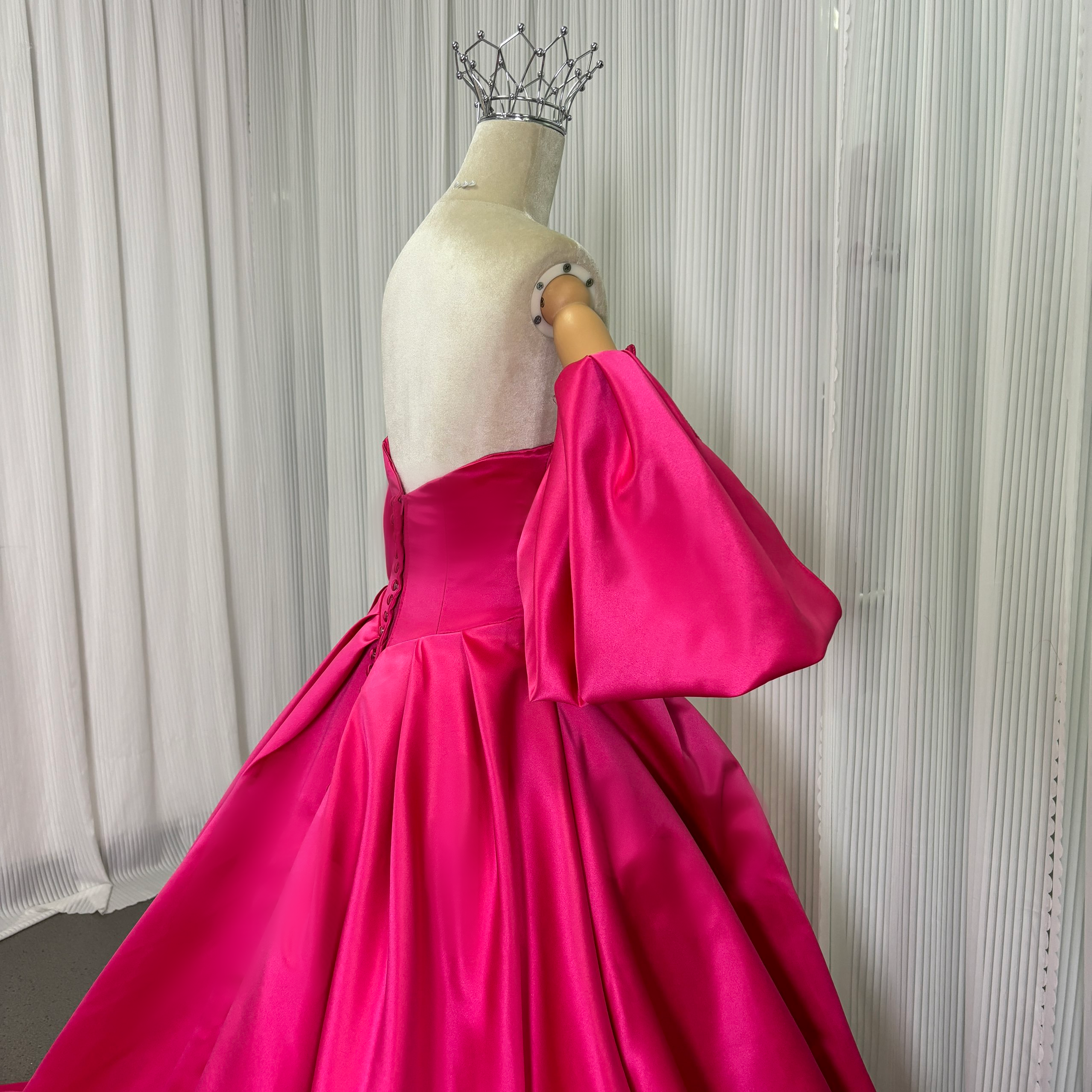 カラードレス ビビッドピンク ベアトップ パフスリーブ 光沢サテン ロング Aライン くるみボタン 発表会